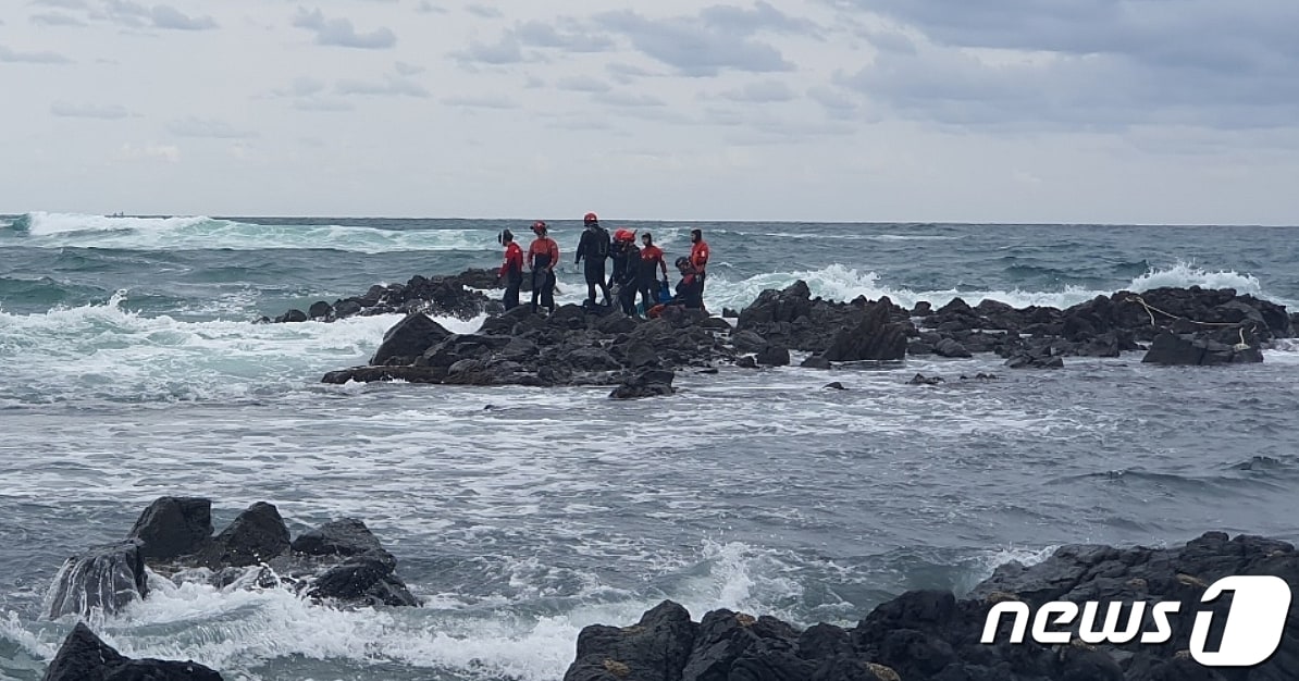  경북 포항시 남구 구룡포 해안으로 관광왔던 40대 A씨가 실종돼 포항해경과 119구조대가 수색에 나섰다.(포항해양경찰서 제공)2023.10.8/뉴스1