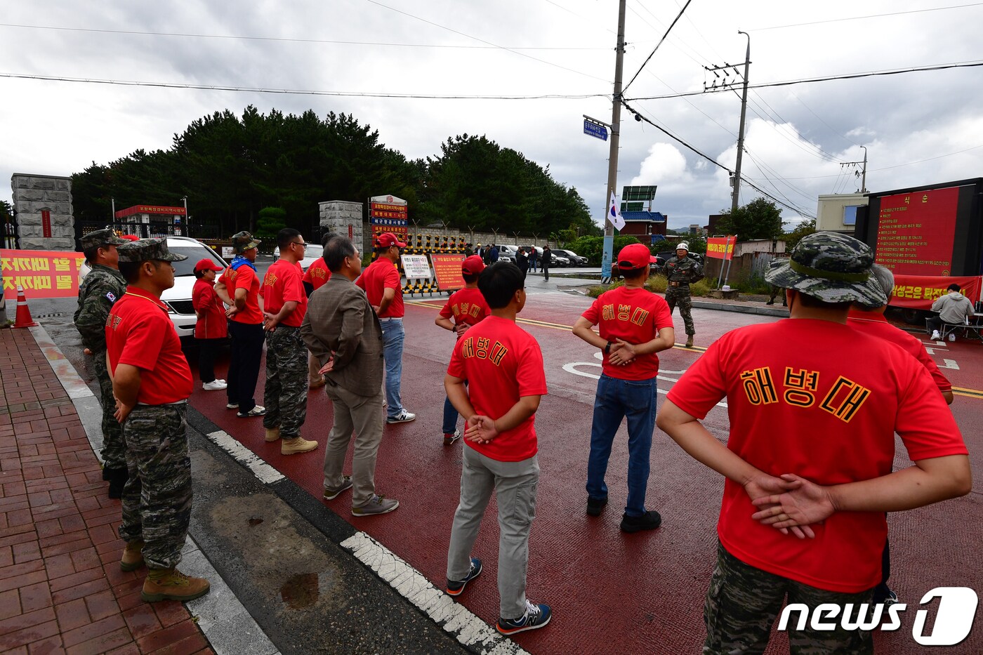 해병대 예비역 전국 연대가 8일 경북 포항시 남구 해병대 1사단 서문 앞에서 故 채 상병 순직 진상 규명 촉구 및 해병대 수사단 수사외압 규탄 집회를 개최했다. 집회에 앞서 교관 출신 해병으로부터 집회 순서 등에 대해 얘기를 듣고 있다.2023.10.8/뉴스1