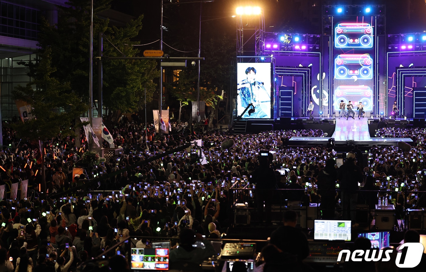 8일 오후 서울 강남구 청담역 인근 영동대로에서 ‘영동대로 KPOP 콘서트’가 열리고 있다. 2023.10.8/뉴스1 ⓒ News1 김진환 기자