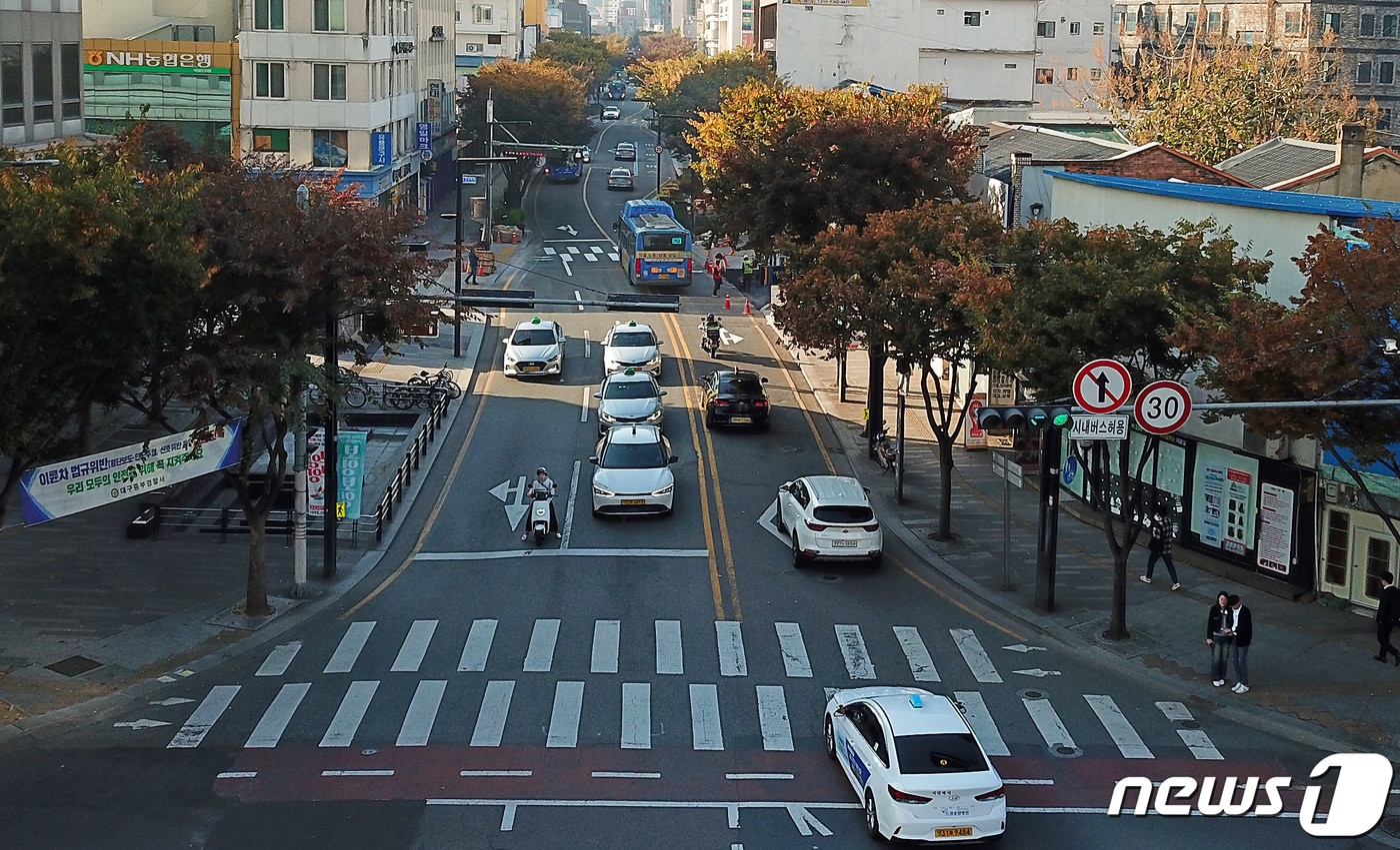 대구시는 오는 27일 대구시 지역대학협력센터에서 중앙로 '대중교통전용지구' 운영 방향과 관련된 의견을 듣는 토론회를 연다. 사진은 지난 2023년 11월 일부 구간이 해제된 대중교통전용지구. 2023.11.1 ⓒ 뉴스1 공정식 기자