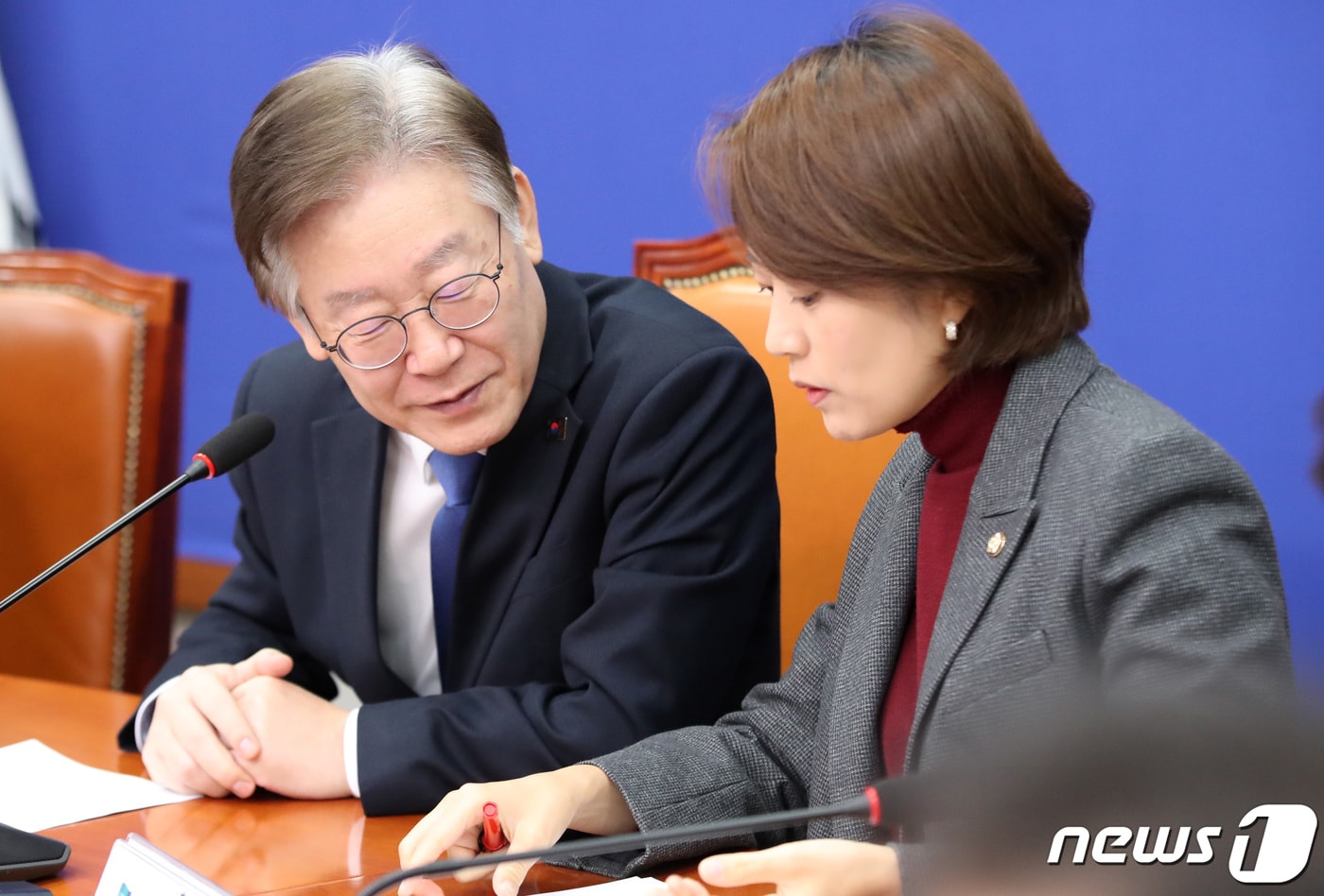 2023년 11월 1일 이재명 더불어민주당 대표와 고민정 최고위원이 서울 여의도 국회에서 열린 최고위원회의에서 대화를 나누고 있는 모습. 2023.11.1 ⓒ 뉴스1 임세영 기자