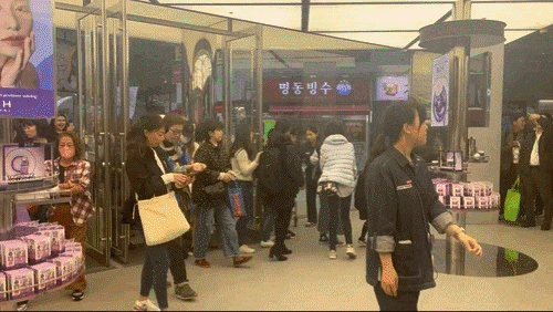 본문 이미지 - 1일 오전 10시 서울 중구 &#39;올리브영 명동 타운&#39;에 외국인 관광객들이 오픈 시간에 맞춰 입장하는 모습.ⓒ News1