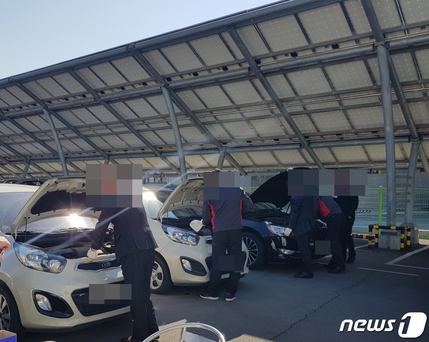 청주시차량등록사업소 관계자들이 자동차를 무상점검을 하고 있다.(청주시 제공).2023.11.1./뉴스1