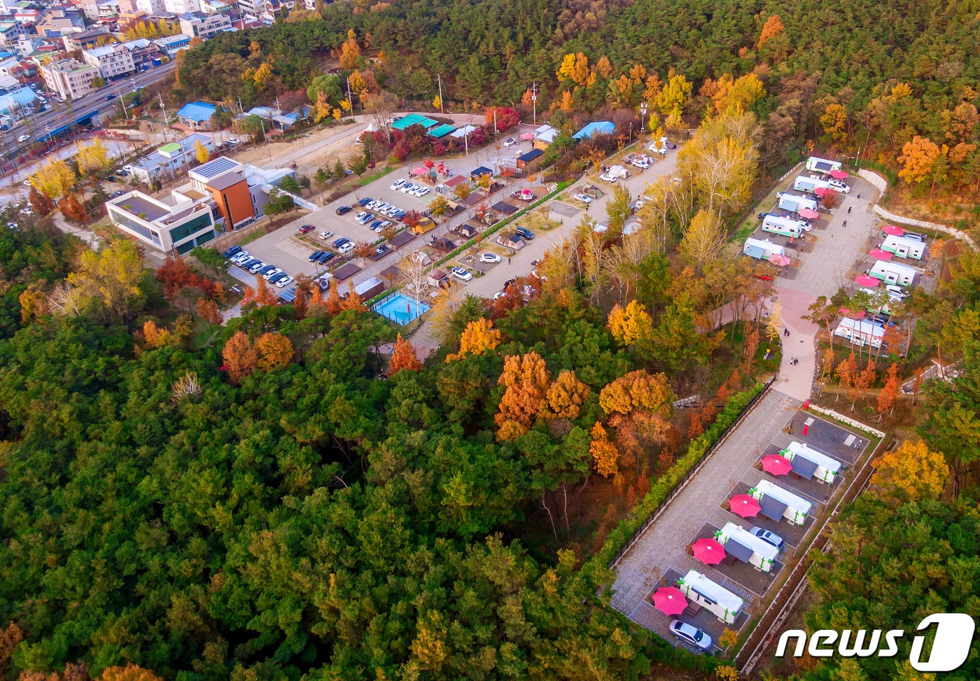 지난해 9만 명이 넘는 이용객이 다녀간 대구 달서구 송현동 '달서별빛캠프 캠핑장' 전경. 도심 한 가운데 위치해 접근성이 좋고, 낮에 탁 트인 도심 전경과 야경이 아름다워 대구의 대표 명소로 거듭나고 있다. (달서구 제공)