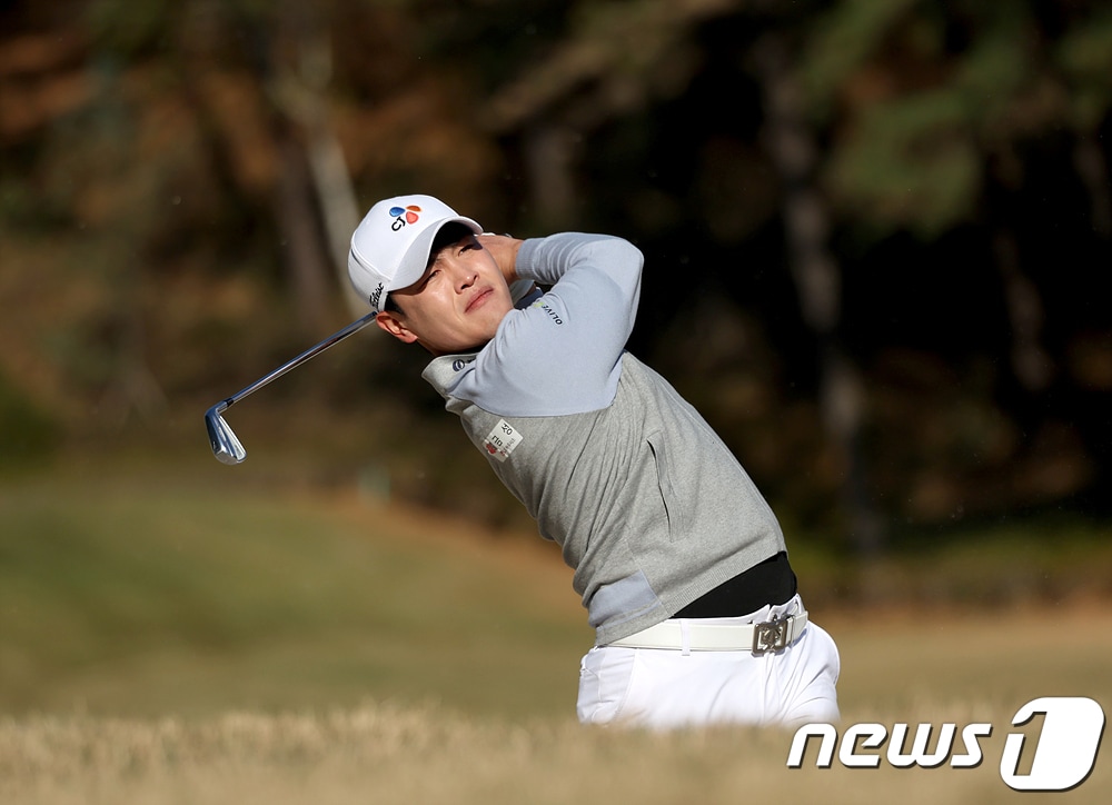 이재경이 11일 경기도 파주시 서원밸리GC에서 열린 엘지 시그니처 플레이어스 챔피언십 3라운드 11번홀에서 세컨 아이언샷을 날리고 있다. (KPGA 제공) 2023.11.11/뉴스1