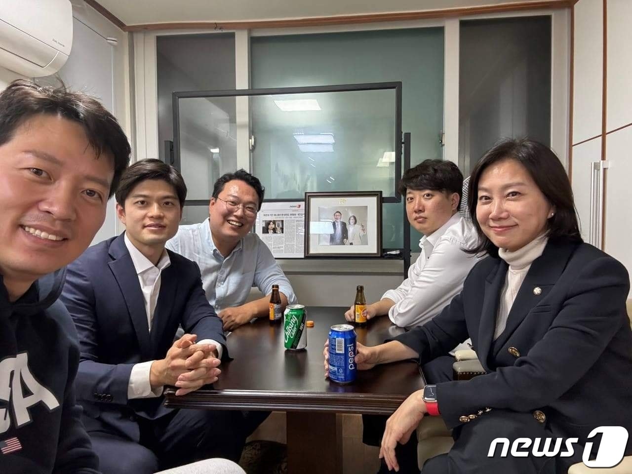 2023년 11월 11일 한 자리에 모인 이준석 전 국민의힘 대표와 ‘천아용인’(천하람·허은아·김용태·이기인) . 왼쪽부터 시계방향으로 이기인 개혁신당 최고위원, 김용태 국민의힘 의원, 천하람 개혁신당 의원, 이준석 의원, 허은아 개혁신당 대표. (SNS 갈무리) ⓒ 뉴스1