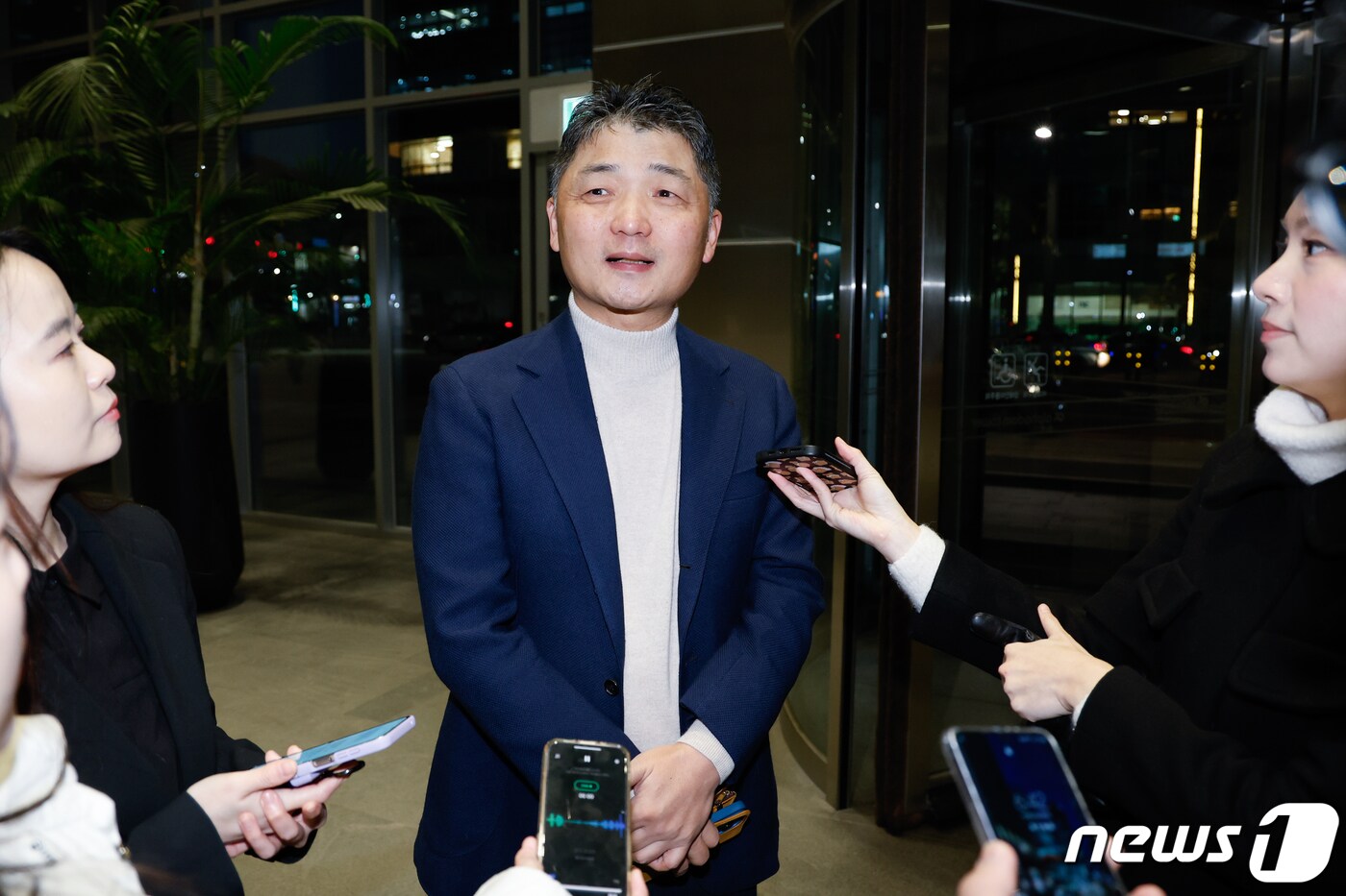 김범수 카카오 미래이니셔티브센터장이 13일 오전 경기 성남시 분당구 카카오모빌리티 본사에서 3차 공동체 비상경영회의에 참석하기 전 취재진 질문에 답하고 있다. 2023.11.13/뉴스1 ⓒ News1 안은나 기자