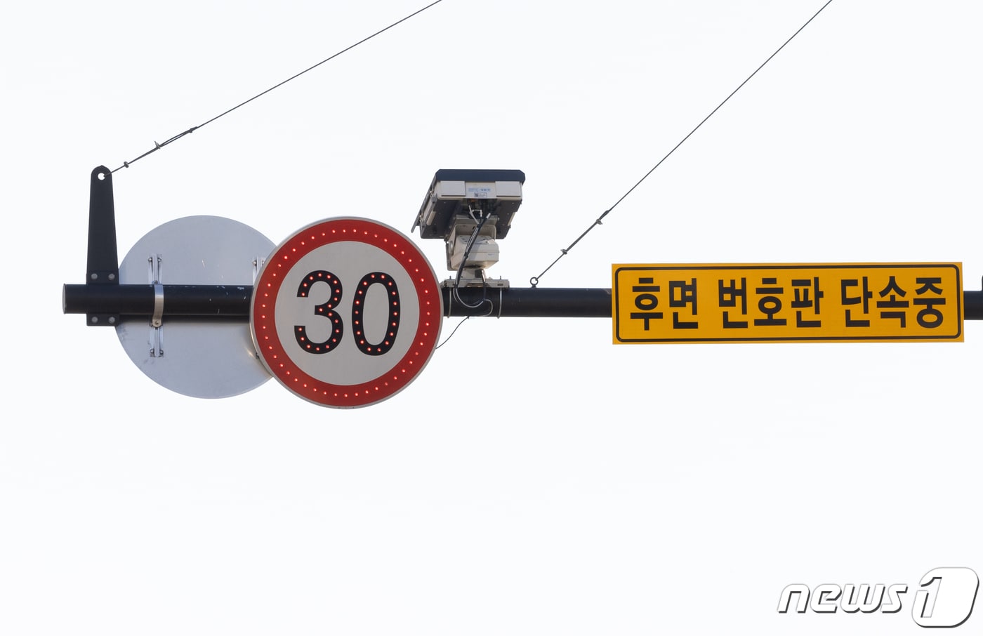 경기도 고양시 덕양구 덕은한강초등학교 어린이 보호구역에 양방향 무인 단속 장비가 설치돼 있다.2023.11.13/뉴스1 ⓒ News1 이재명 기자