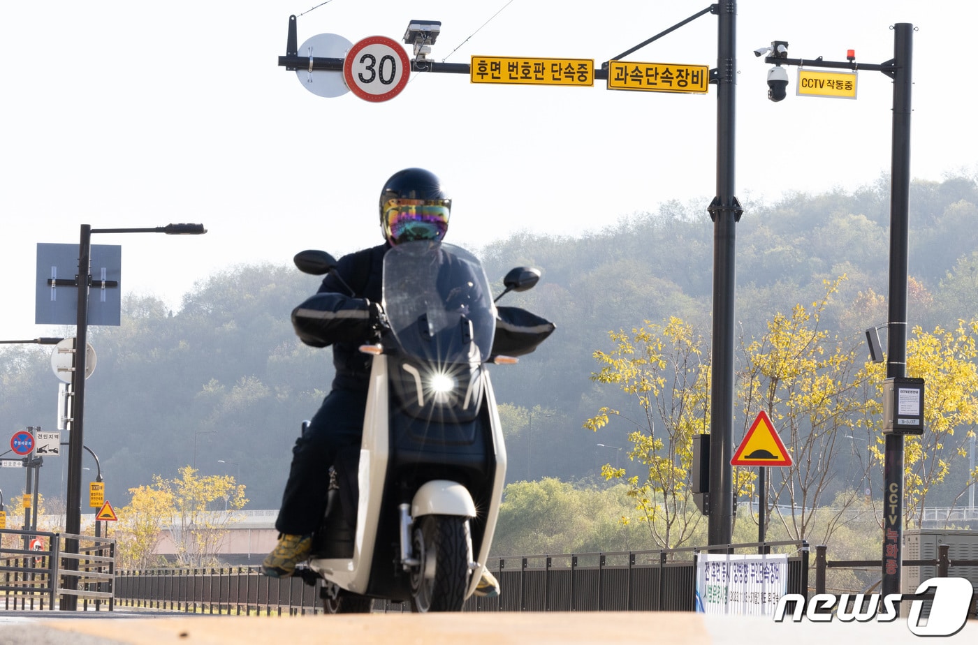 13일 오전 경기도 고양시 덕양구 덕은한강초등학교 어린이 보호구역에 양방향 무인 단속 장비가 설치돼 있다. 2023.11.13/뉴스1 ⓒ News1 이재명 기자