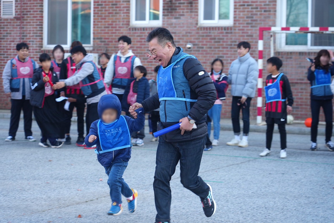 지난 10일 요셉의 집을 방문한 한국투자증권 임직원 봉사단이 원아들과 함께 체육대회를 진행하고 있다.&#40;한투 제공&#41;