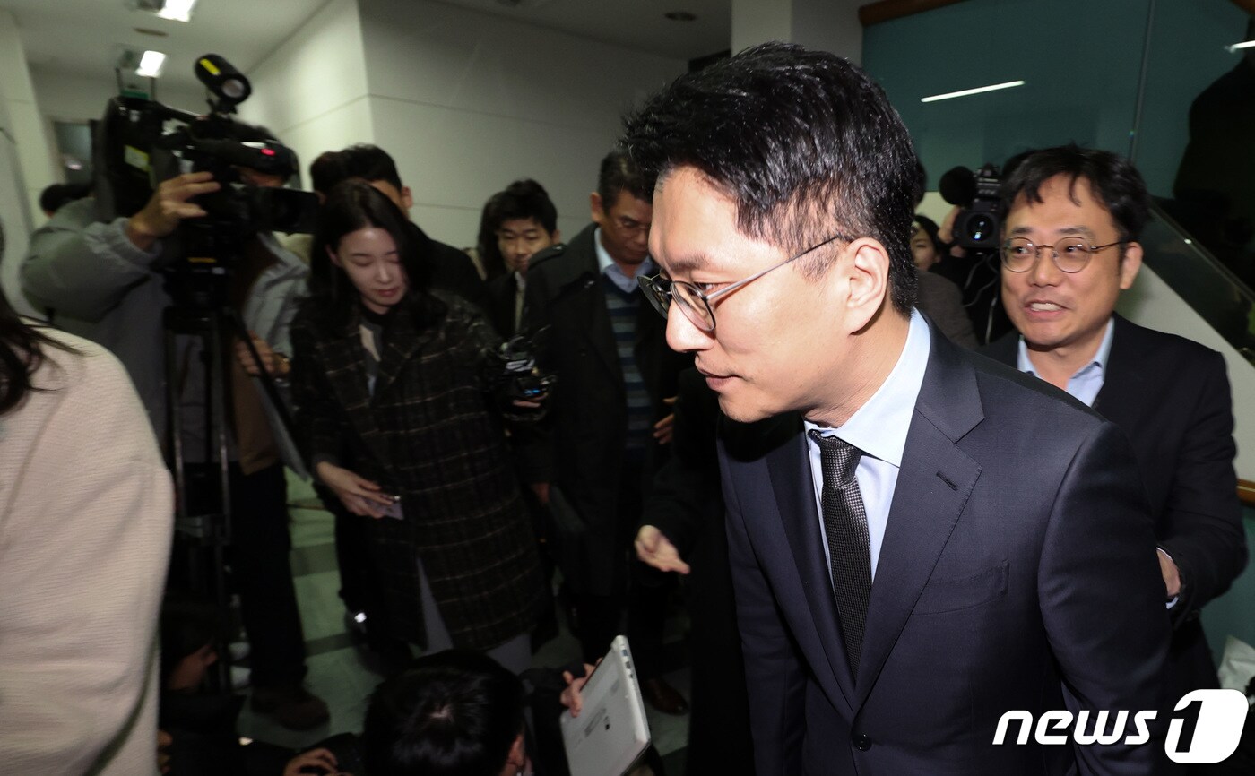 류긍선 카카오모빌리티 대표가 13일 서울 강남구 전국택시연합회관에서 열리는 택시4단체(전국택시노동조합연맹·전국민주택시노동조합연맹·전국개인택시운송사업조합연합회·전국택시운송사업조합연합회)와의 비공개 간담회에 참석하고 있다. 카카오모빌리티는 비공개 간담회와 5시에 진행되는 카카오택시 가맹협의체 간담회를 통해 현행 카카오 택시 호출 및 수수료 체계 등의 개선 방안을 논의한다. 2023.11.13/뉴스1 ⓒ News1 김성진 기자