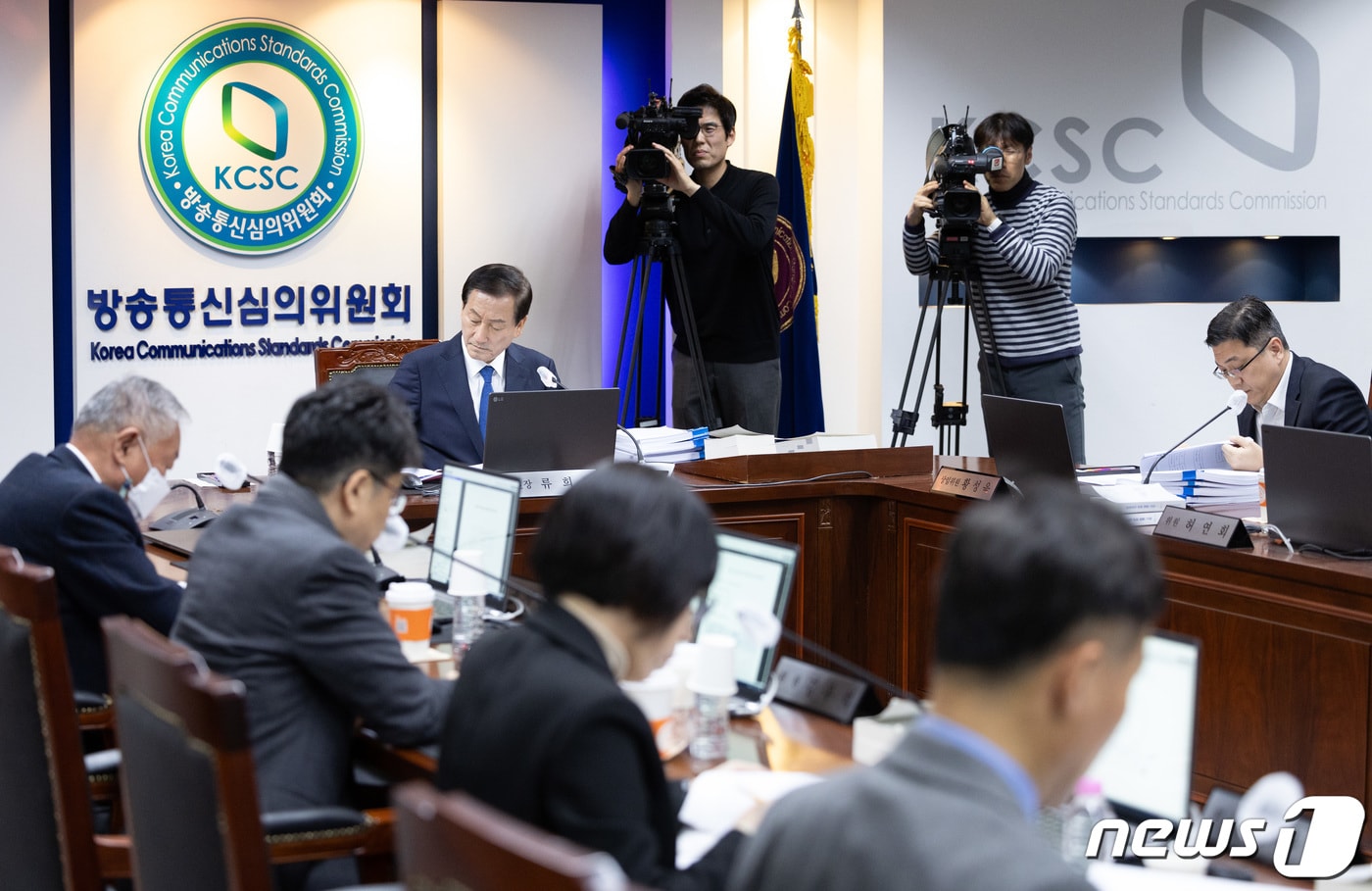 류희림 방송통신심의위원회 위원장이 13일 오후 서울 양천구 방심위 회의실에서 열린 제2023년 제23차 방송통신심의위원회 회의를 주재하고 있다. 2023.11.13/뉴스1 ⓒ News1 이재명 기자