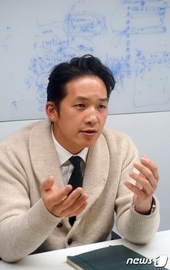 윤찬 에버엑스 대표가 근골격계질환 재활운동 치료 플랫폼 '모라'(MORA)를 설명하고 있다./뉴스1
