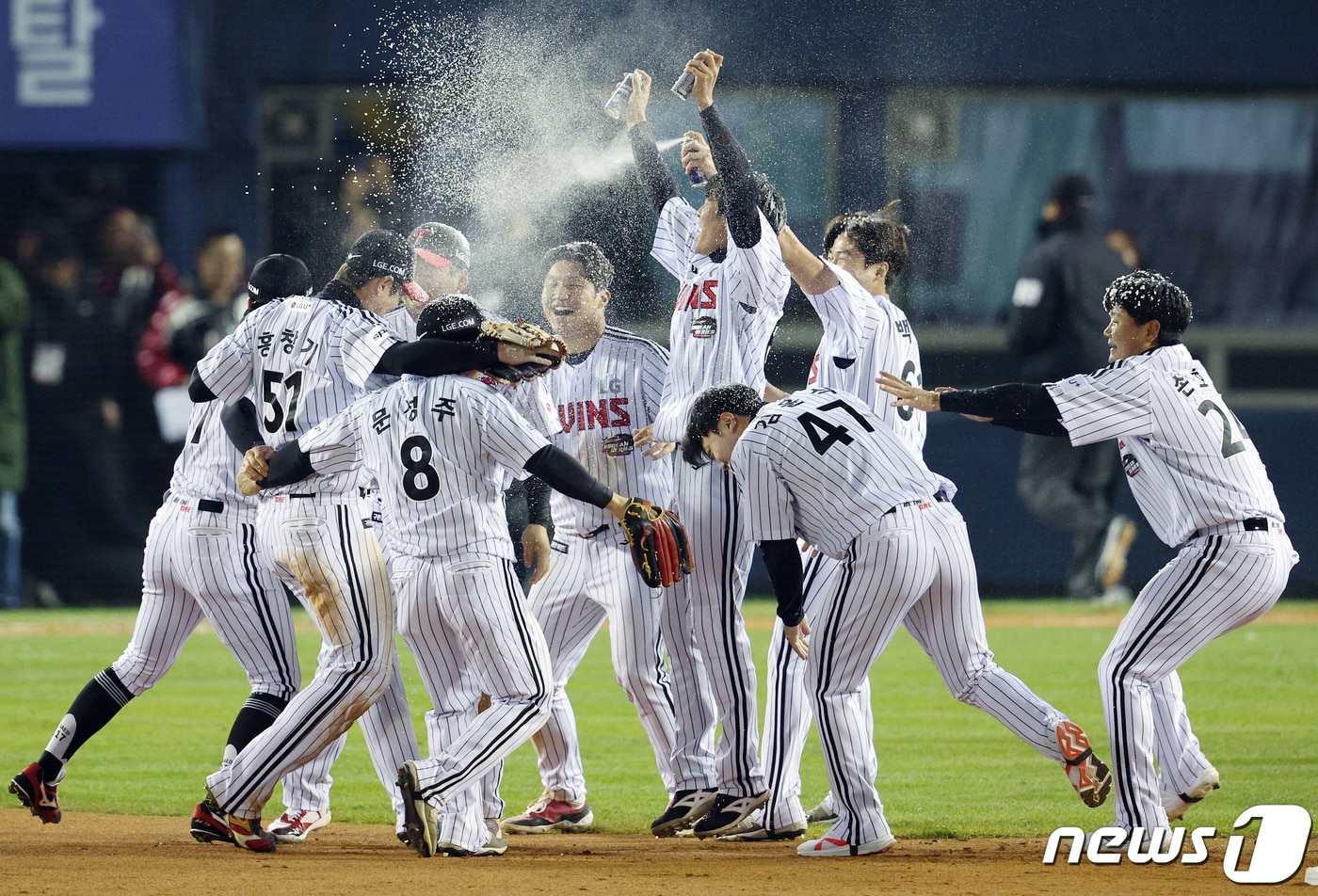 13일 오후 서울 송파구 올림픽로 잠실야구장에서 열린 프로야구 '2023 신한은행 SOL KBO 포스트시즌' 한국시리즈 5차전 LG 트윈스와 kt 위즈의 경기 있다. 2023.11.13/뉴스1 ⓒ News1 박정호 기자