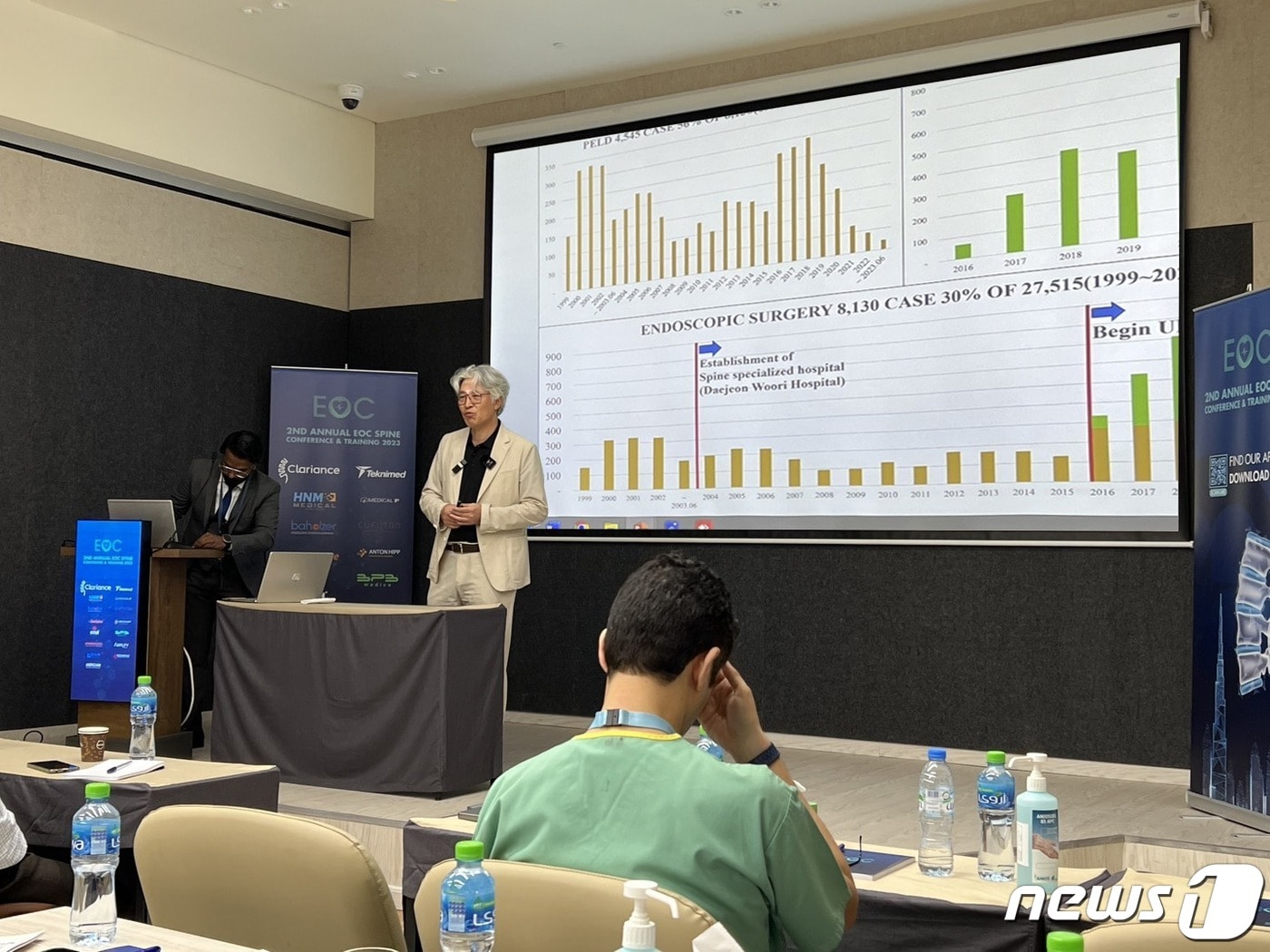  박철웅 대전우리병원장이 아랍에미리트에서 열린  ‘제2회 EOC 척추콘퍼런스&트레이닝 2023 학술대회’에서 강연하고 있는 모습.(대전우리병원 제공)/뉴스1