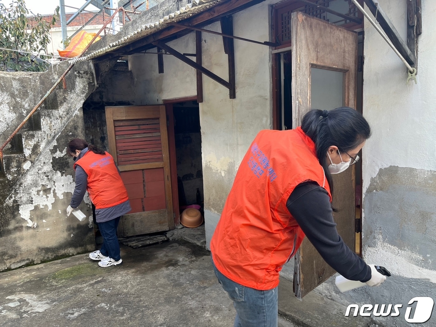 13일 광주 광산구 마을관리소 활동가들이 구 내 경로당과 돌봄세대를 대상으로 빈대 방제 활동을 하고 있다. &#40;광주 광산구자원봉사센터 제공&#41; 2023.11.14/뉴스1 