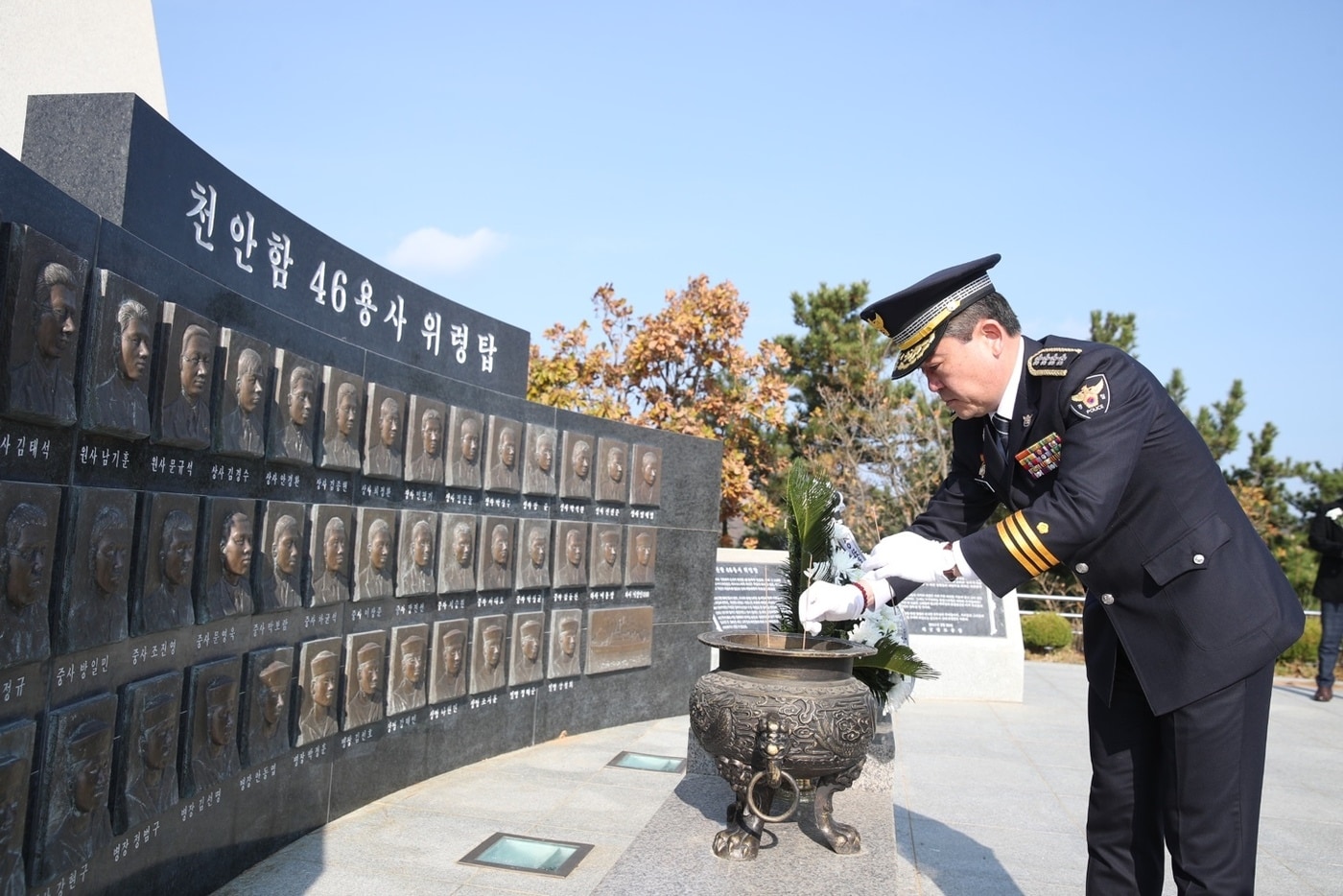 윤희근 경찰청장이 14일 백령도 천안함 위령탑에서 희생자들을 추모하고 있다. &#40;경찰청 제공&#41; ⓒ 뉴스1