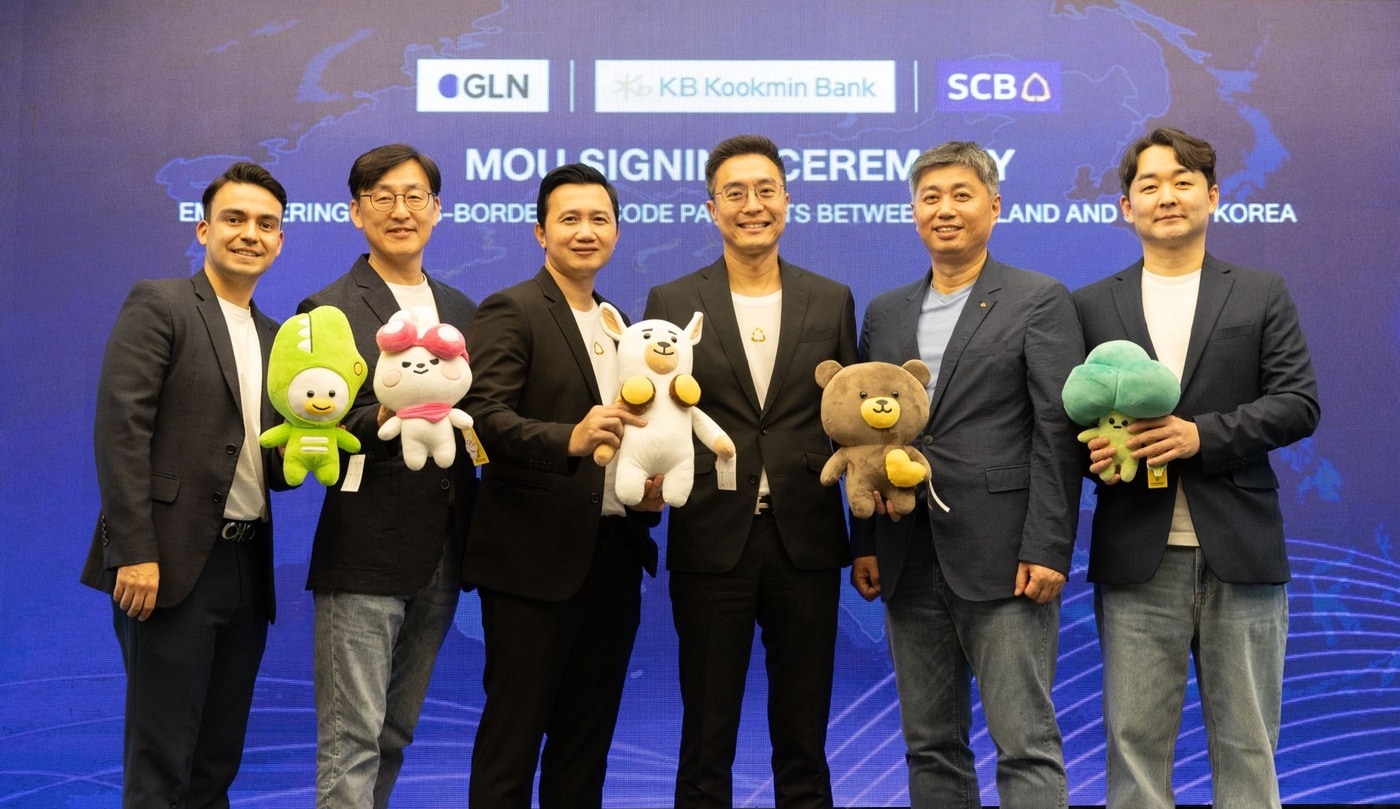 지난 13일 태국에서 개최된 KB국민은행과 SCB은행과의 MOU 체결식에서 타나왓 끼띠수완(THANAWATN KITTISUWAN) SCB은행 디지털사업(Merchant) 본부장(좌측 4번째)과 김경호 GLN 대표(좌측 2번째), 박형주 KB국민은행 디지털신사업본부장(좌측 5번째) 및 관계자들이 기념 사진을 촬영하고 있다. (KB국민은행 제공)