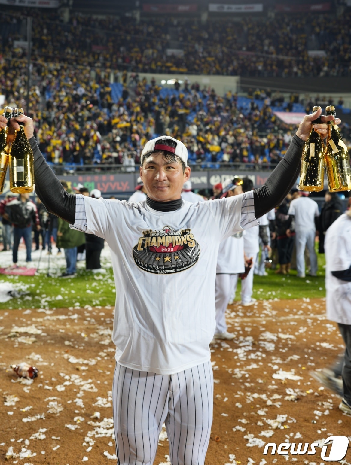 한국시리즈(KS) 최우수선수상(MVP)을 받은 LG 트윈스의 주장 오지환 선수.(골든블랑 제공)