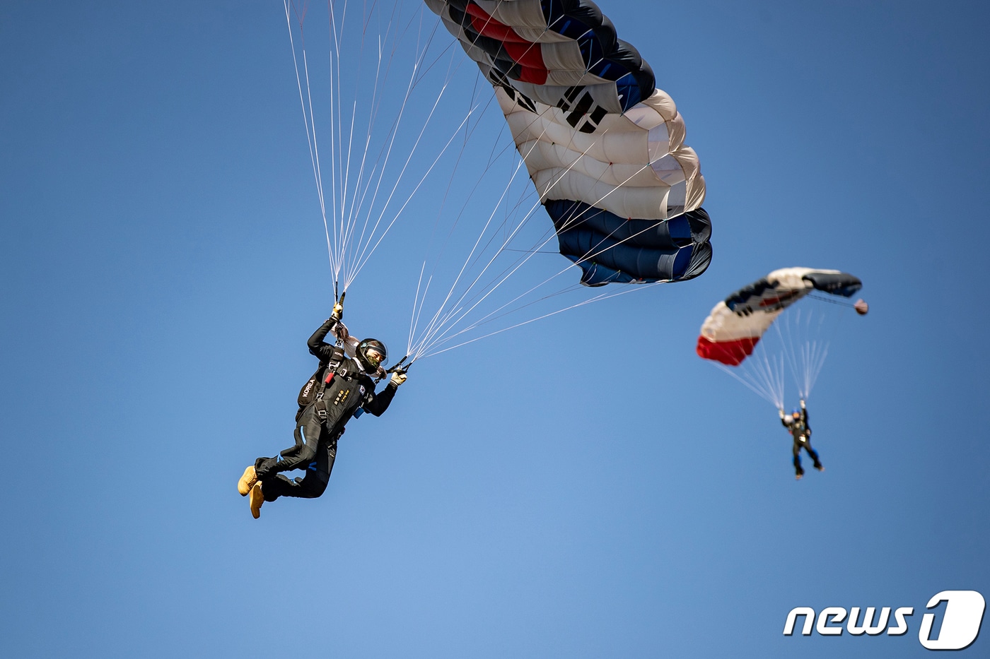 육군특수전사령부 인원이 UH-60에서 이탈해 낙하산을 펼치고 있다. &#40;사진은 기사와 직접 관련 없음&#41; 2023.11.15/뉴스1&#40;육군 제공&#41;