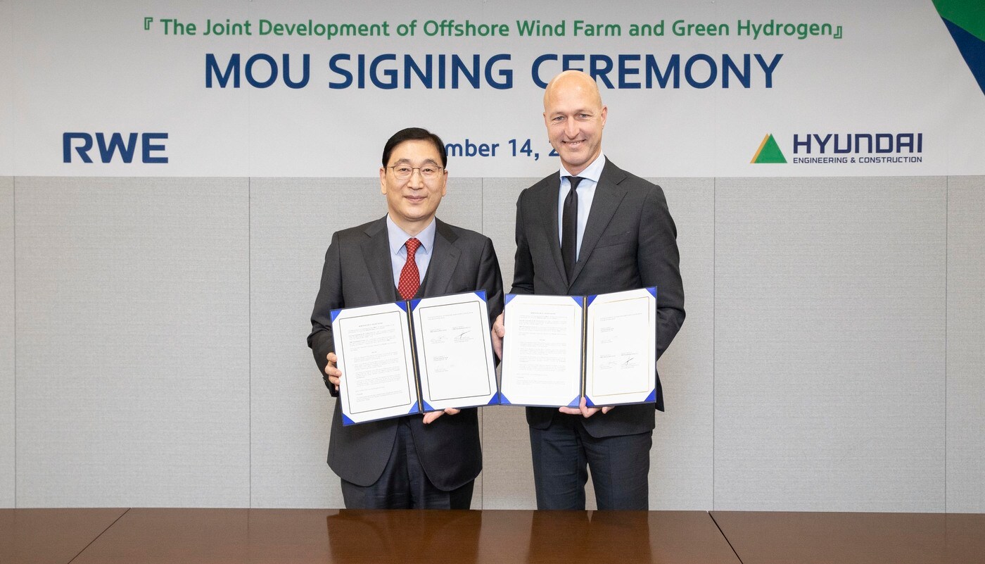 14일 서울 종로구 현대건설 계동사옥에서 윤영준 현대건설 사장(왼쪽)과 스벤 우테르묄렌 RWE CEO가 해상풍력발전 및 그린수소사업 공동개발 협력에 관한 업무협약을 체결한 후 기념사진을 촬영하고 있다.(현대건설 제공)