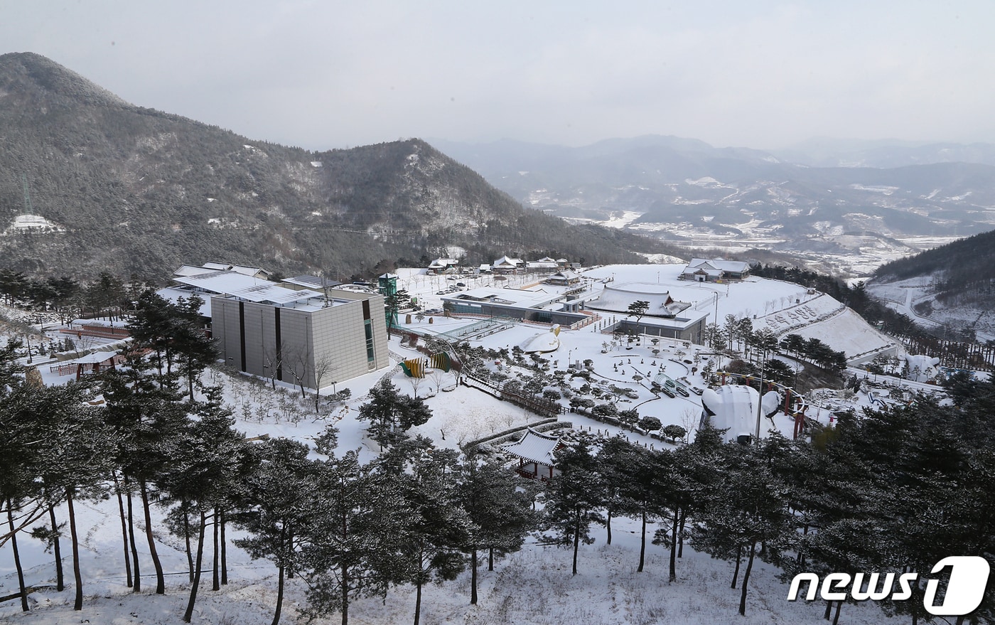 산청군 동의보감촌 설경&#40;산청군 제공&#41;.