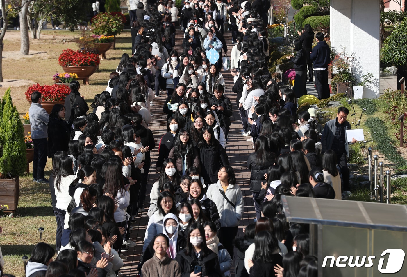 2024학년도 대학수학능력시험을 하루 앞둔 15일 부산 사상구 주례여고에서 고2 후배들이 고3 수험생 선배의 수능 고득점을 기원하며 응원하고 있다. 2023.11.15/뉴스1 ⓒ News1 윤일지 기자