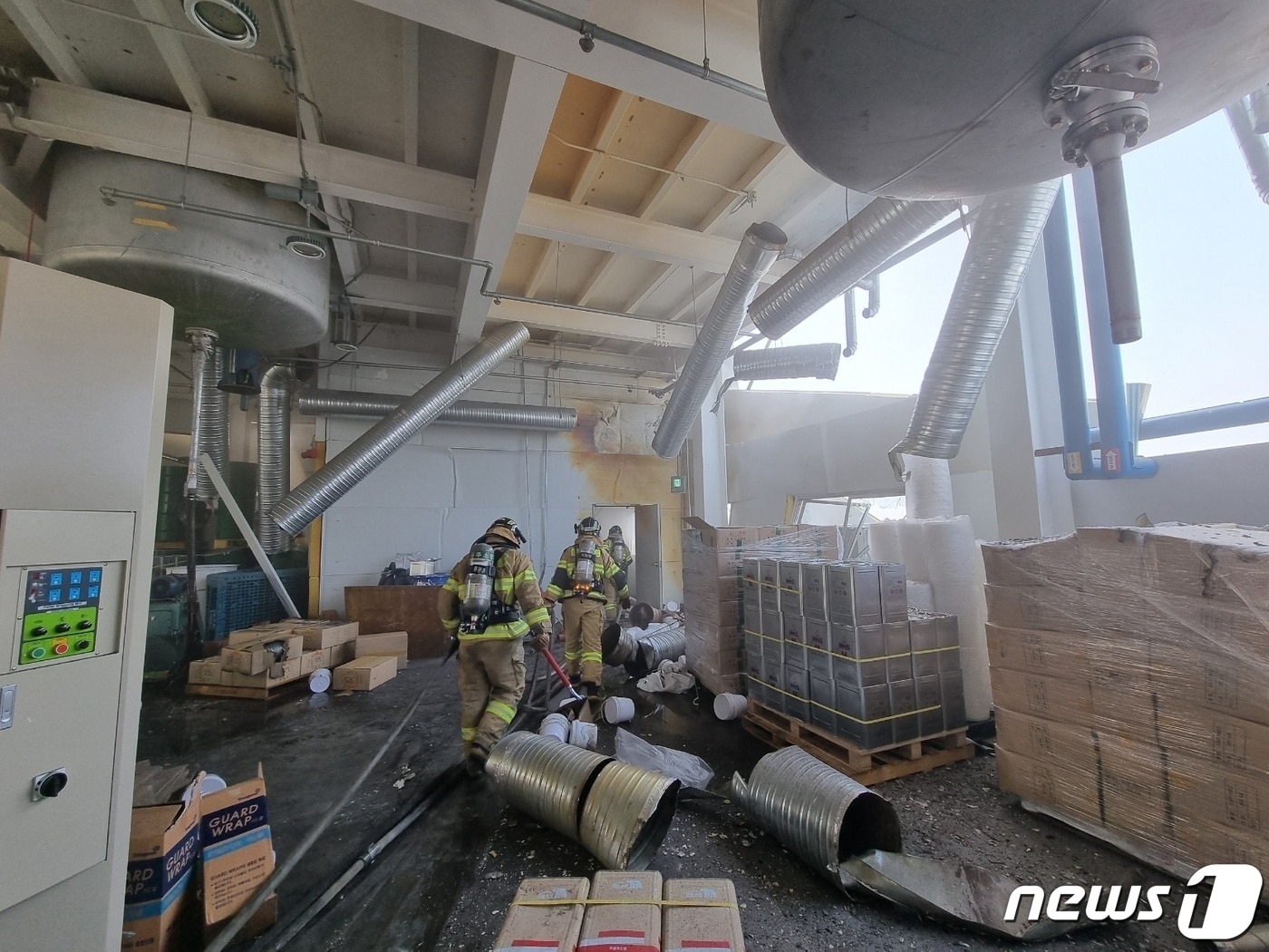  공주시 정안면 페인트 공장 사고 현장 모습. (공주소방서 제공) / 뉴스1