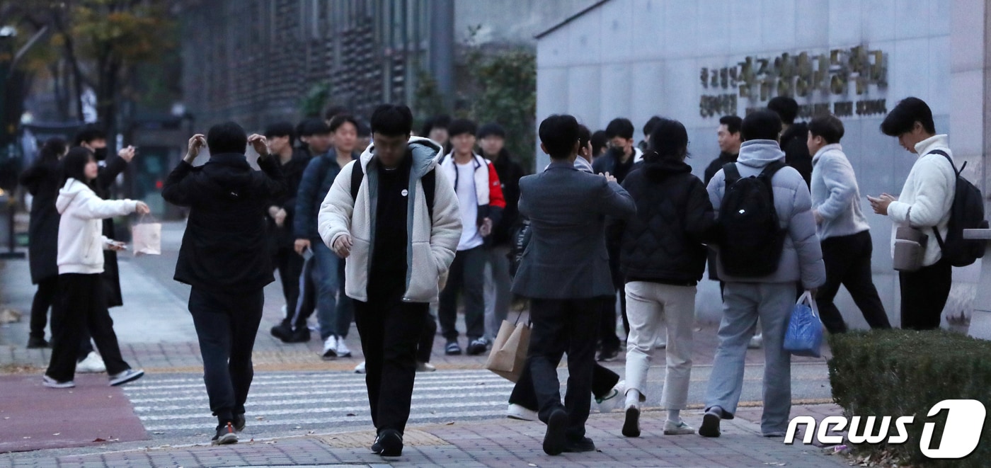 2024학년도 대학수학능력시험일인 16일 전북 전주시 영생고등학교에서 수험생들이 시험장으로 들어서고 있다. 2023.11.16/뉴스1 ⓒ News1 유경석 기자