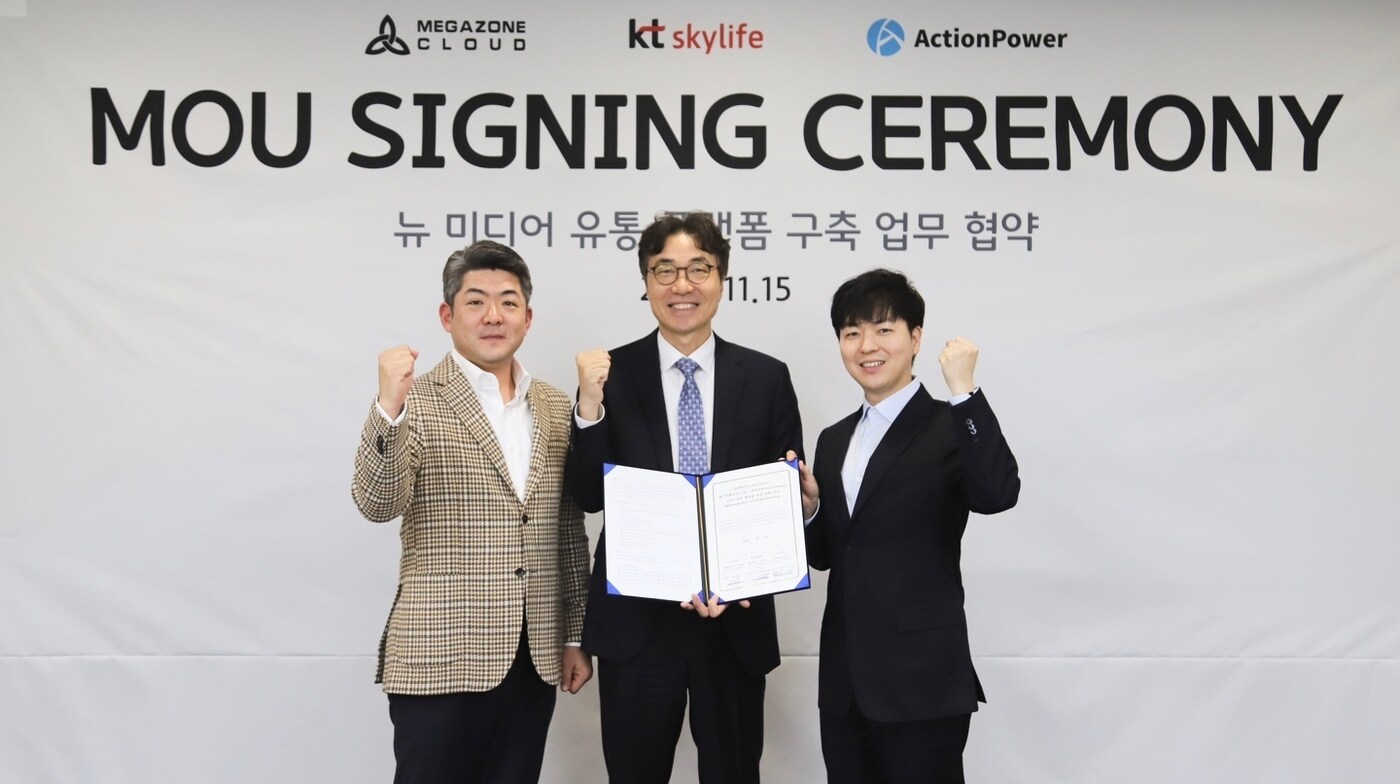 KT스카이라이프는 메가존클라우드, 액션파워와 '인공지능(AI) 기반 미디어 플랫폼 구축 개발을 위한 업무협약(MOU)'을 체결했다고 16일 밝혔다.(KT스카이라이프 제공)