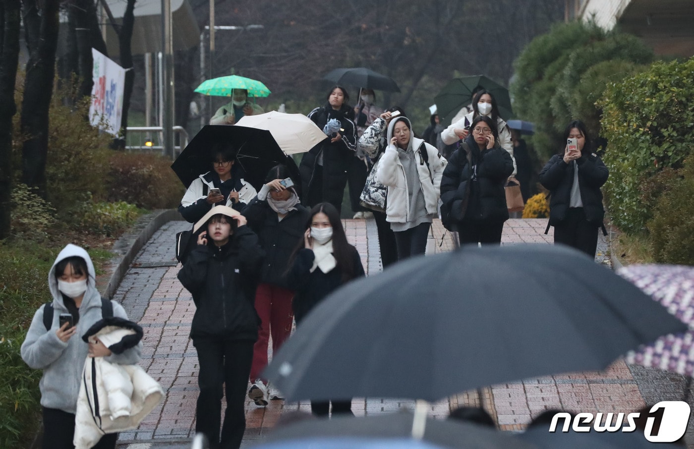 2024학년도 대학수학능력시험일인 16일 오후 경기 화성시 나루고등학교에서 수능 시험을 마친 수험생들이 시험장을 나오고 있다. 2023.11.16/뉴스1 ⓒ News1 김영운 기자