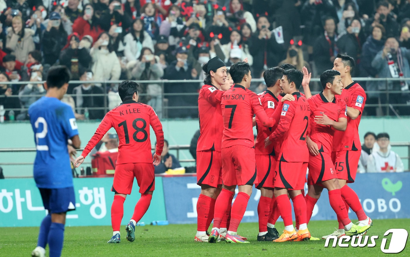 대한민국 축구대표팀 조규성이 16일 서울 마포구 서울월드컵경기장에서 열린 2026 FIFA 북중미 월드컵 아시아 지역 2차 예선 C조 조별리그 대한민국과 싱가포르의 경기에서 선제골을 터뜨린 후 선수들과 기뻐하고 있다. 2023.11.16/뉴스1 ⓒ News1 김성진 기자