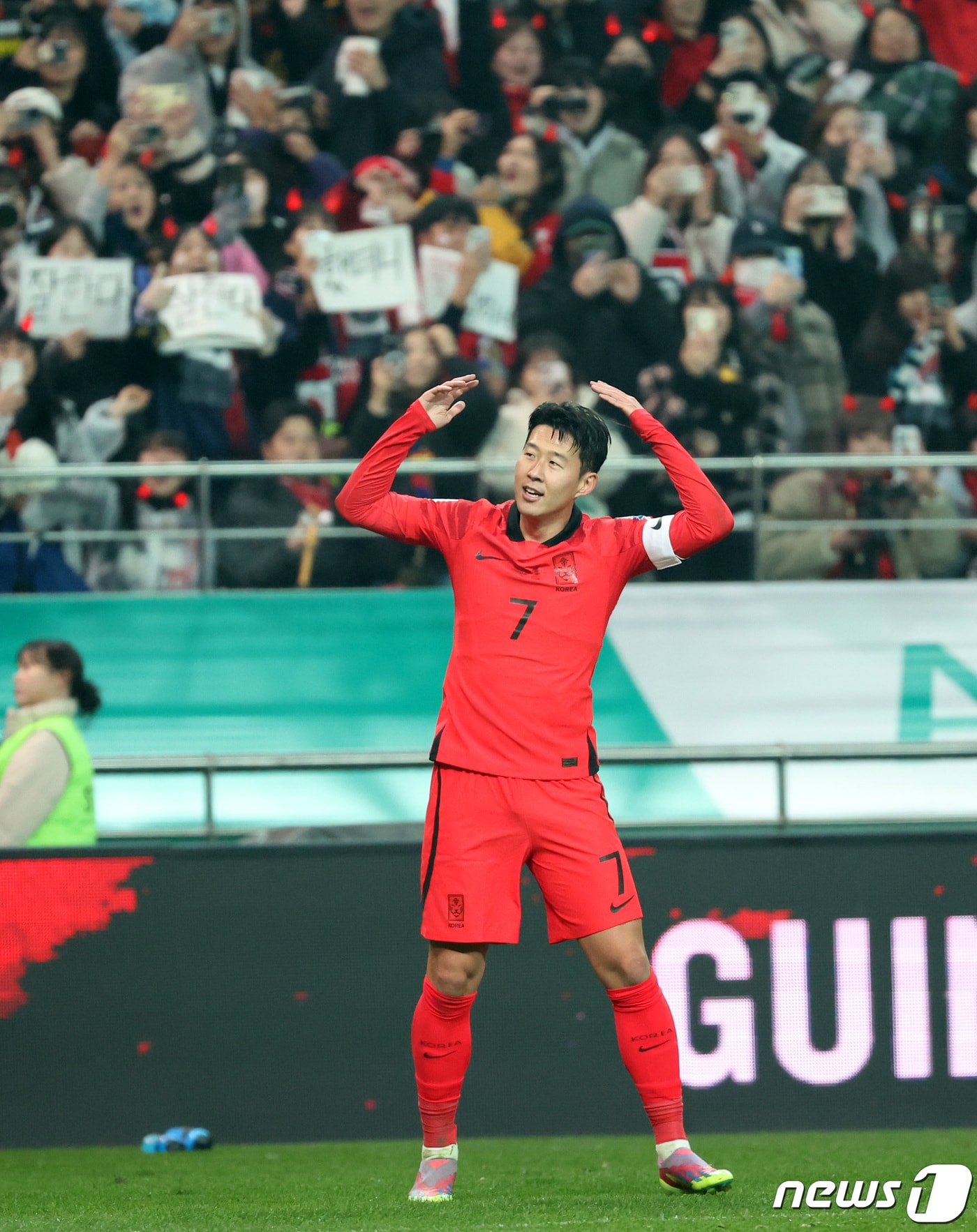 대한민국 축구대표팀 손흥민이 16일 서울 마포구 서울월드컵경기장에서 열린 2026 FIFA 북중미 월드컵 아시아 지역 2차 예선 C조 조별리그 대한민국과 싱가포르의 경기에서 팀의 세 번째 골을 터뜨린 후 관중석을 향해 호응을 유도하고 있다. 2023.11.16/뉴스1 ⓒ News1 김성진 기자