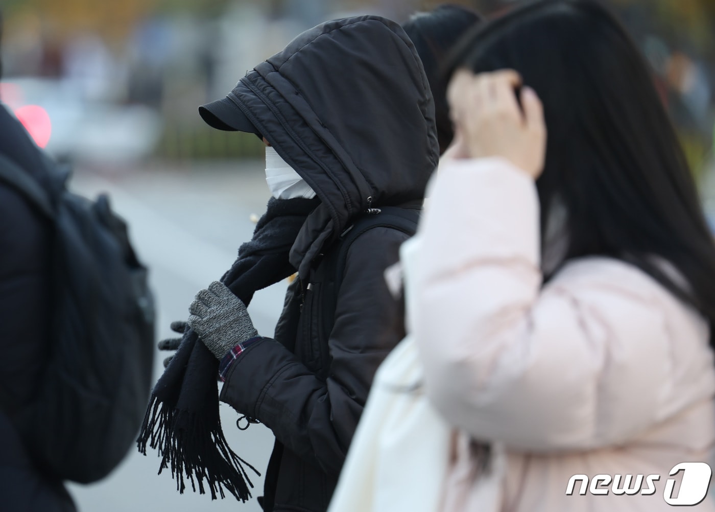 초겨울 추위가 기승을 부리는 17일 오전 서울 종로구 세종대로 사거리에서 시민이 목도리를 매고 있다. 기상청은 이날 경기 서해안과 충남 지역을 시작으로 서울을 비롯한 내륙 대부분 지역에 눈이나 비가 내린다고 예보했다. 2023.11.17/뉴스1 ⓒ News1 김민지 기자