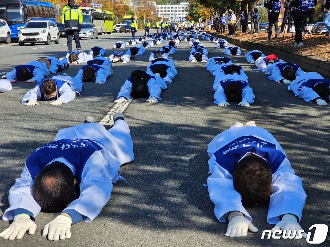 17일 경남 창원시 성산구 경남교육청 앞 창원대로에서 발달장애인 부모들이 발달장애인 생존권 보장을 촉구하며 오체투지 행진을 벌이고 있다. 2023.11.17 ⓒ 뉴스1 박민석 기자