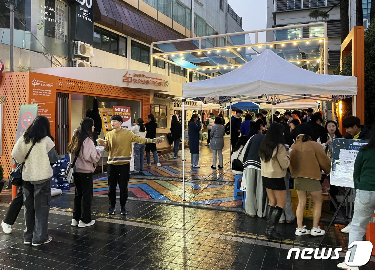 광주시가 청소년 가출 예방과 위기 청소년 보호를 위해 찾아가는 거리 상담 '아웃리치' 활동을 펼치고 있다.(광주시 제공)2023.11.17/뉴스1 