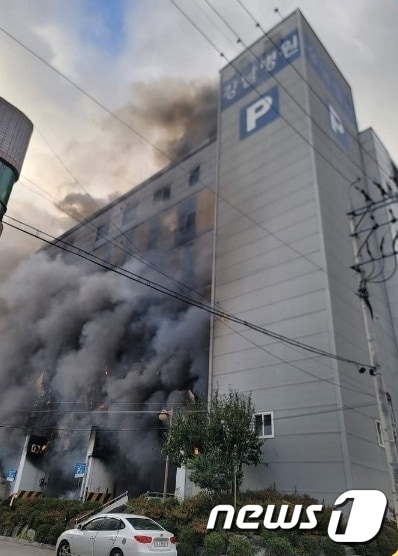 18일 오전 8시 6분쯤 경북 구미시 강남병원에서 불이 나 출동한 소방관이 진화작업을 벌이고 있다. &#40;독자제공&#41; 2023.11.18/뉴스1 ⓒ News1 정우용 기자