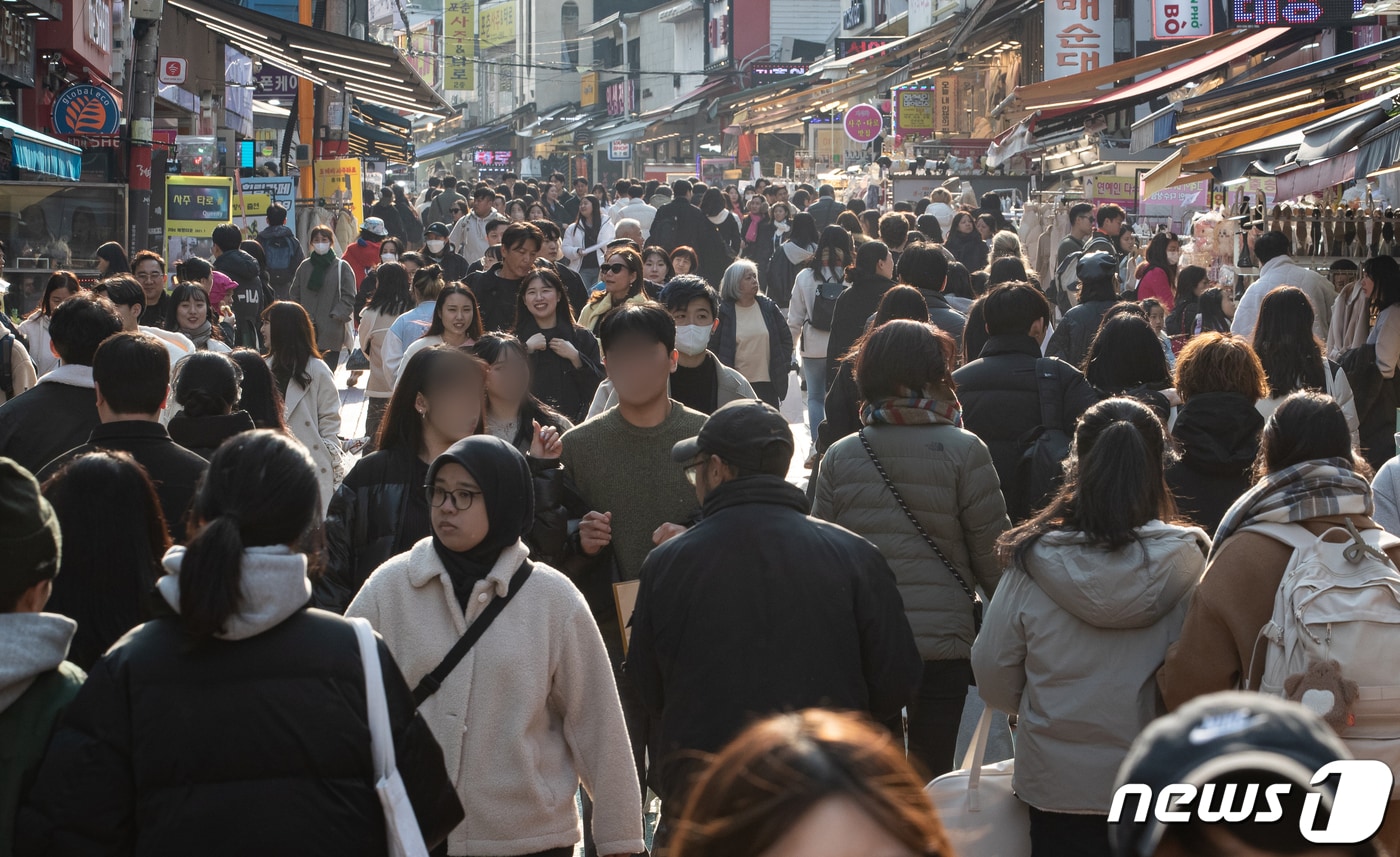 2024학년도 대학수학능력시험&#40;수능&#41;이 끝나고 첫 주말인 19일 서울 마포구 홍대 앞 거리가 수험생 및 관광객을 비롯한 주말 나들이객들로 붐비고 있다. 2023.11.19/뉴스1 ⓒ News1 유승관 기자