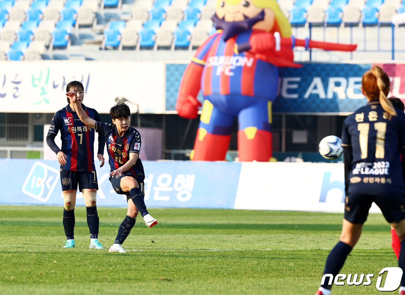 19일 오후 경기 수원종합운동장에서 열린 2023 여자실업축구 WK리그 챔피언결정전 1차전 수원FC 위민과 인천현대제철 레드엔젤스의 경기에서 수원FC 지소연이 프리킥 동점골을 넣고 있다. 2023.11.19/뉴스1 ⓒ News1 구윤성 기자