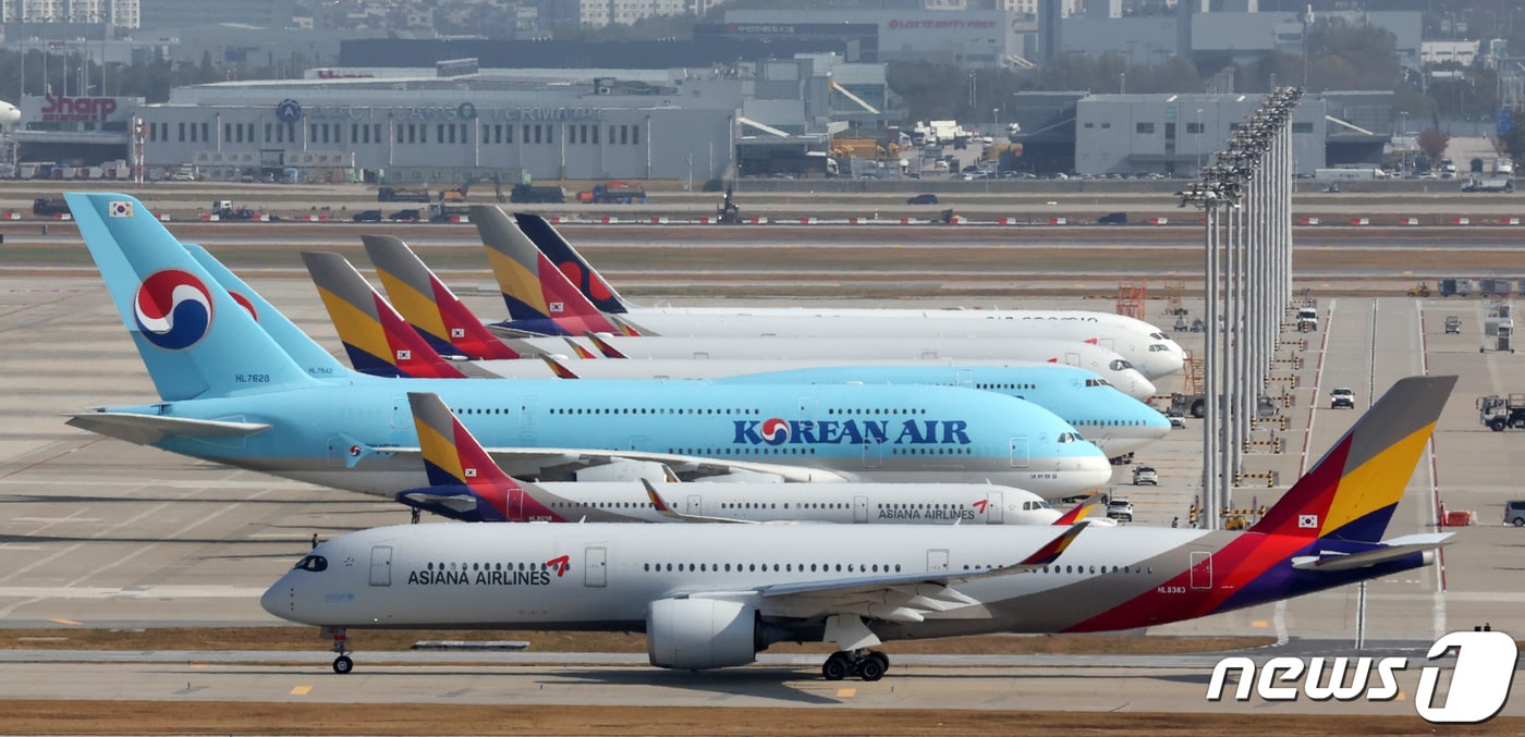 인천국제공항 전망대에서 바라본 계류장에 아시아나항공 항공기가 이동하고 있다. 2023.11.2/뉴스1 ⓒ News1 김성진 기자