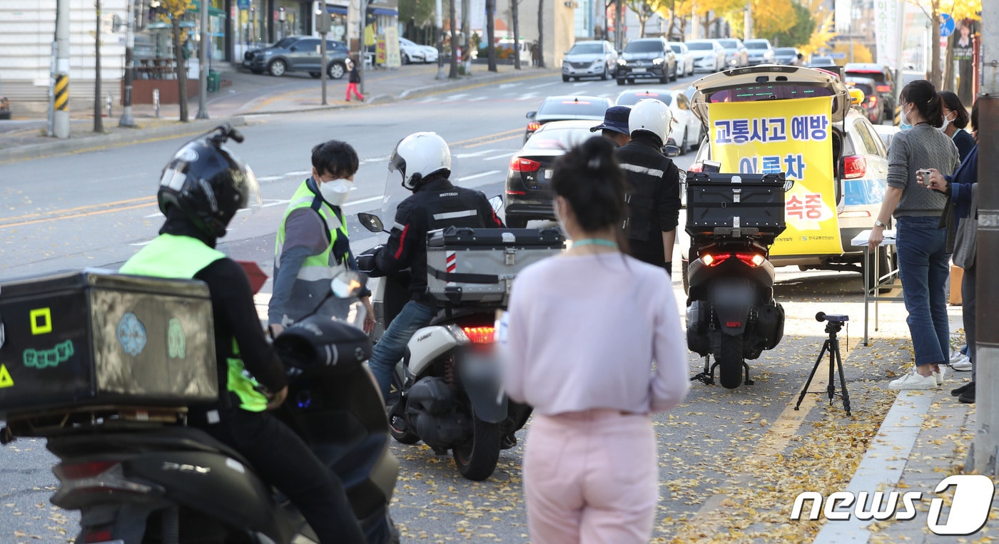 경기 수원시 팔달구의 한 도로에서 불법 이륜자동차 합동 단속을 실시하고 있다. ⓒ News1 김영운 기자