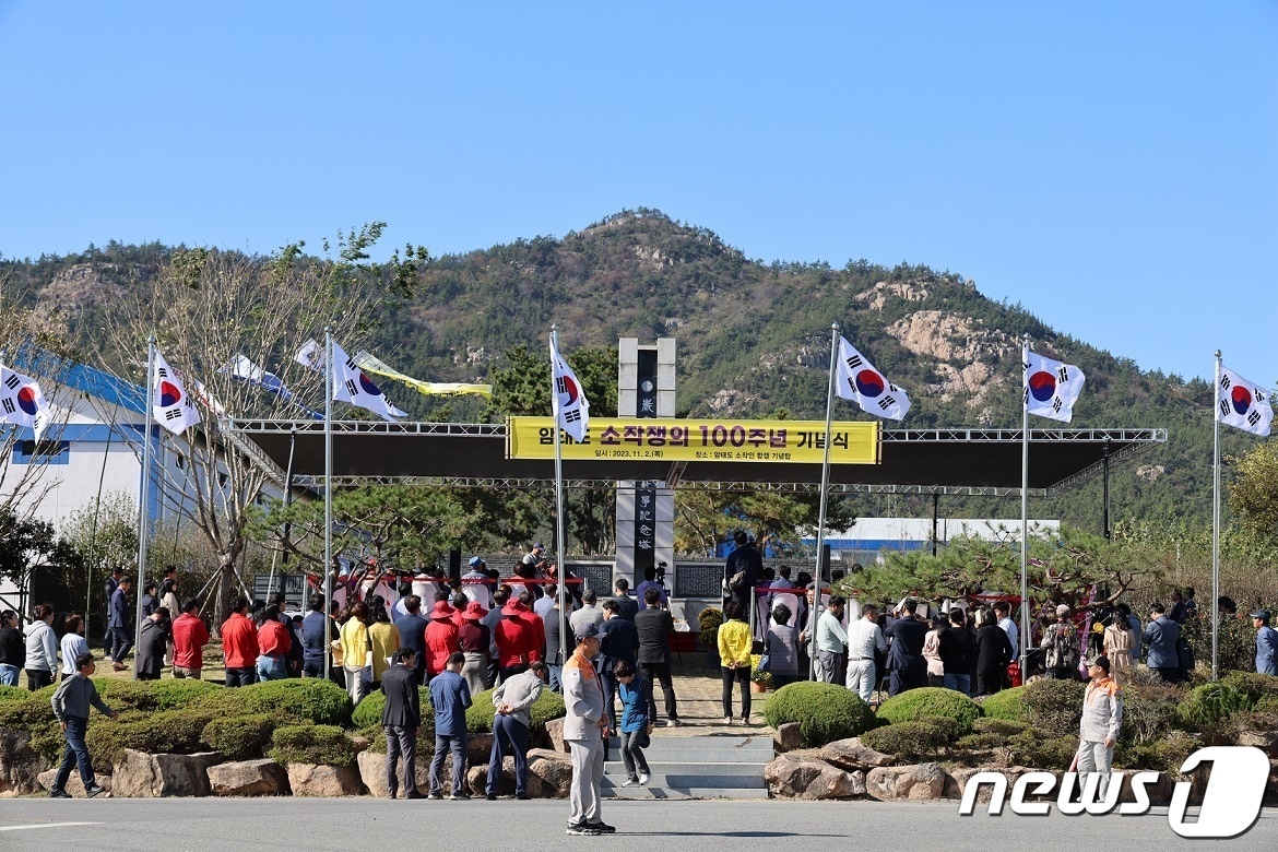 2일 신안 암태도소작인항쟁기념탑 일원에서 암태도 소작쟁의 100주년 기념식이 열렸다.&#40;신안군 제공&#41;/뉴스1 