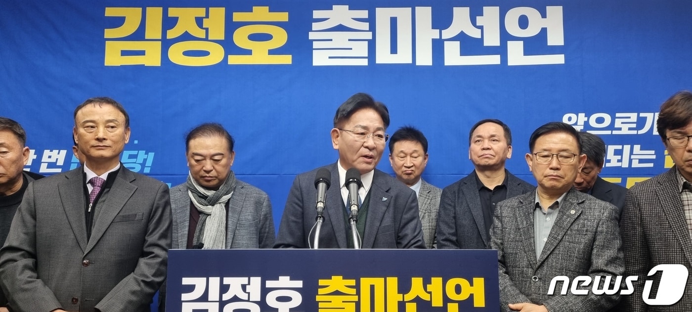 20일 김정호 변호사가 전북도의회 브리핑룸에서 전북 완주·진안·무주·장수지역구 국회의원 출마를 공식 선언하고 있다.2023.11.20/뉴스1