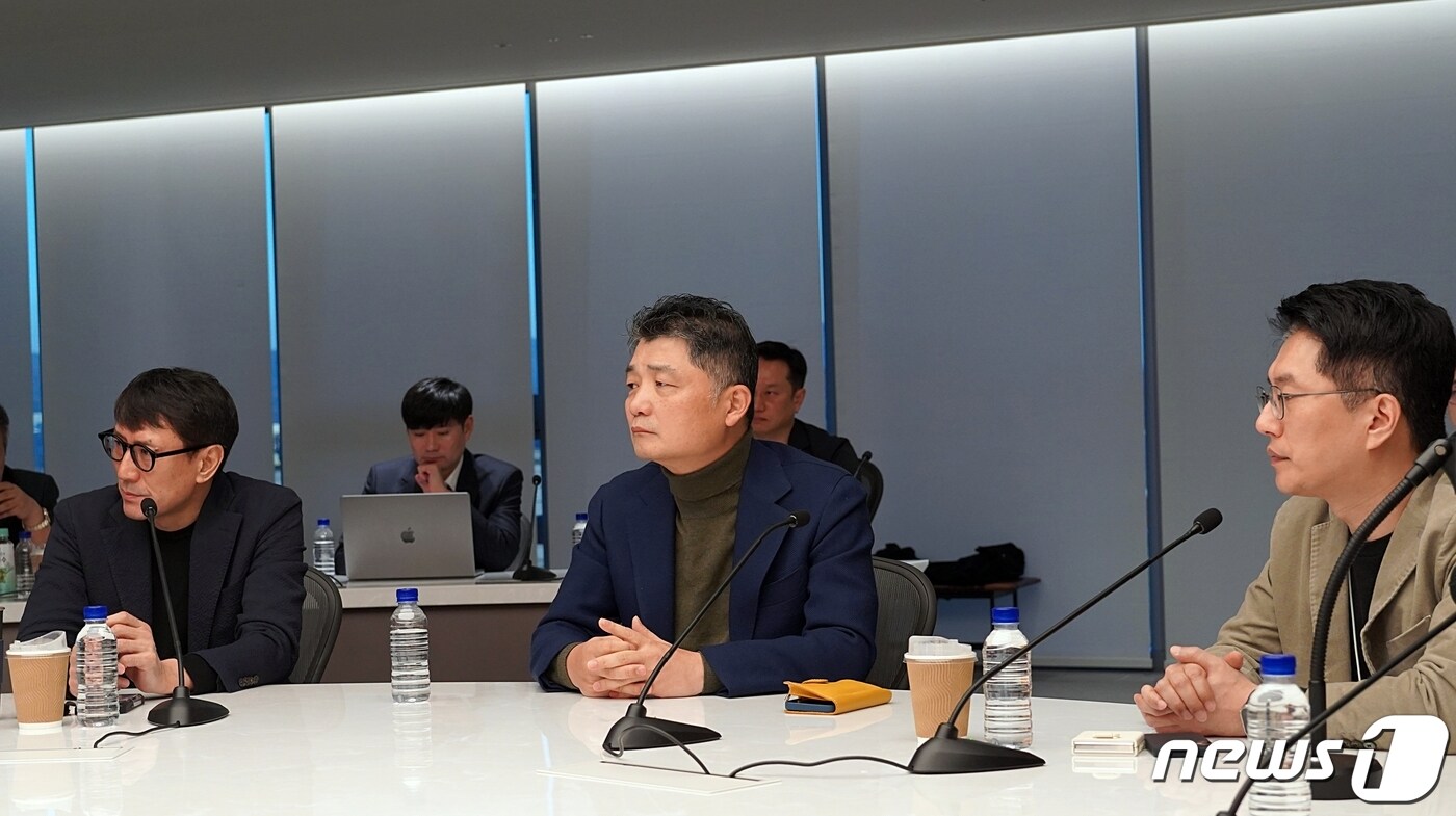 김범수 카카오 창업자 겸 미래이니셔티브 센터장이 지난 20일 경기도 성남시 카카오판교아지트에서 4차 공동체 경영회의를 주재하는 모습. (카카오 제공) 2023.11.20/뉴스1