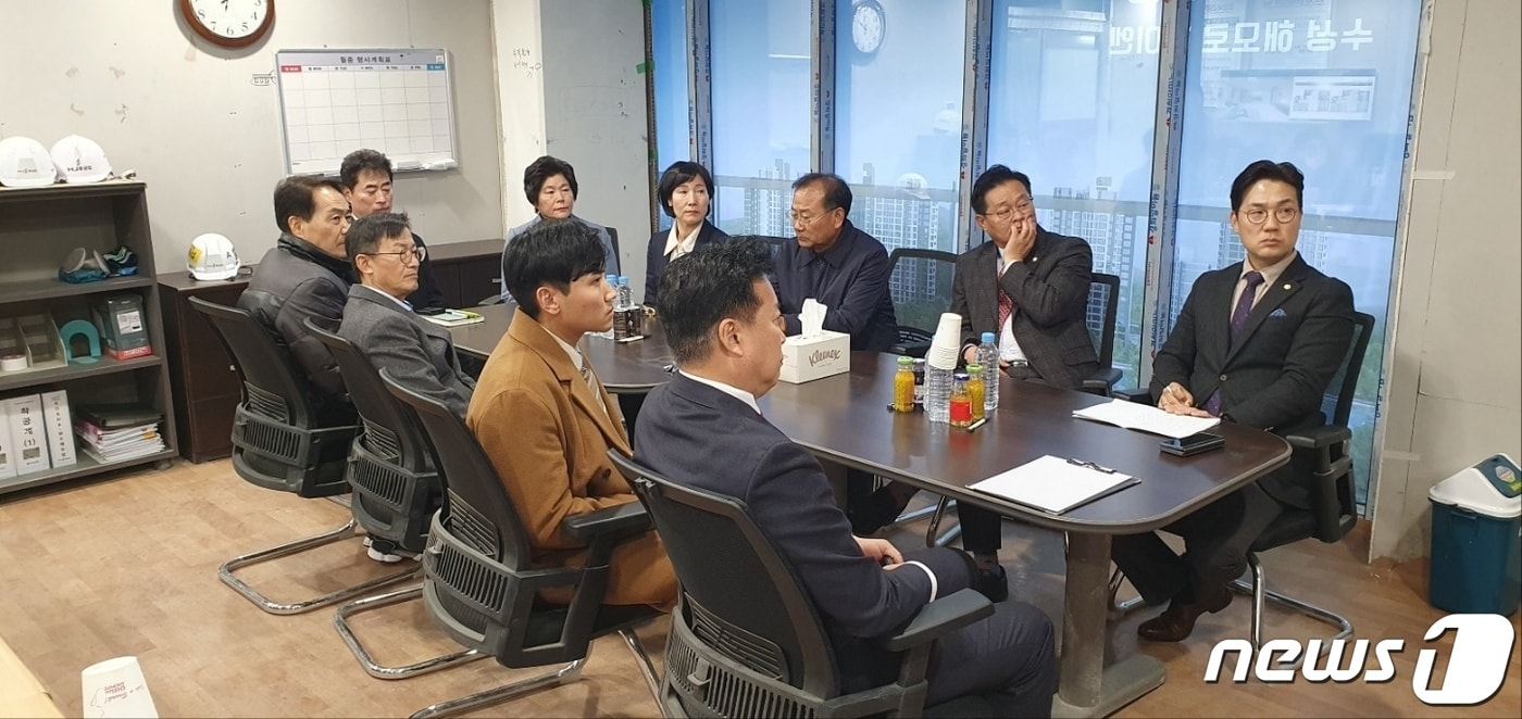 20일 오후 대구 수성구의회 도시보건위원회와 구청 직원들이 대구 수성구 파동 한 아파트 현장에 방문해 현장 소장의 설명을 듣고 있다. &#40;대구 수성구의회 제공&#41;