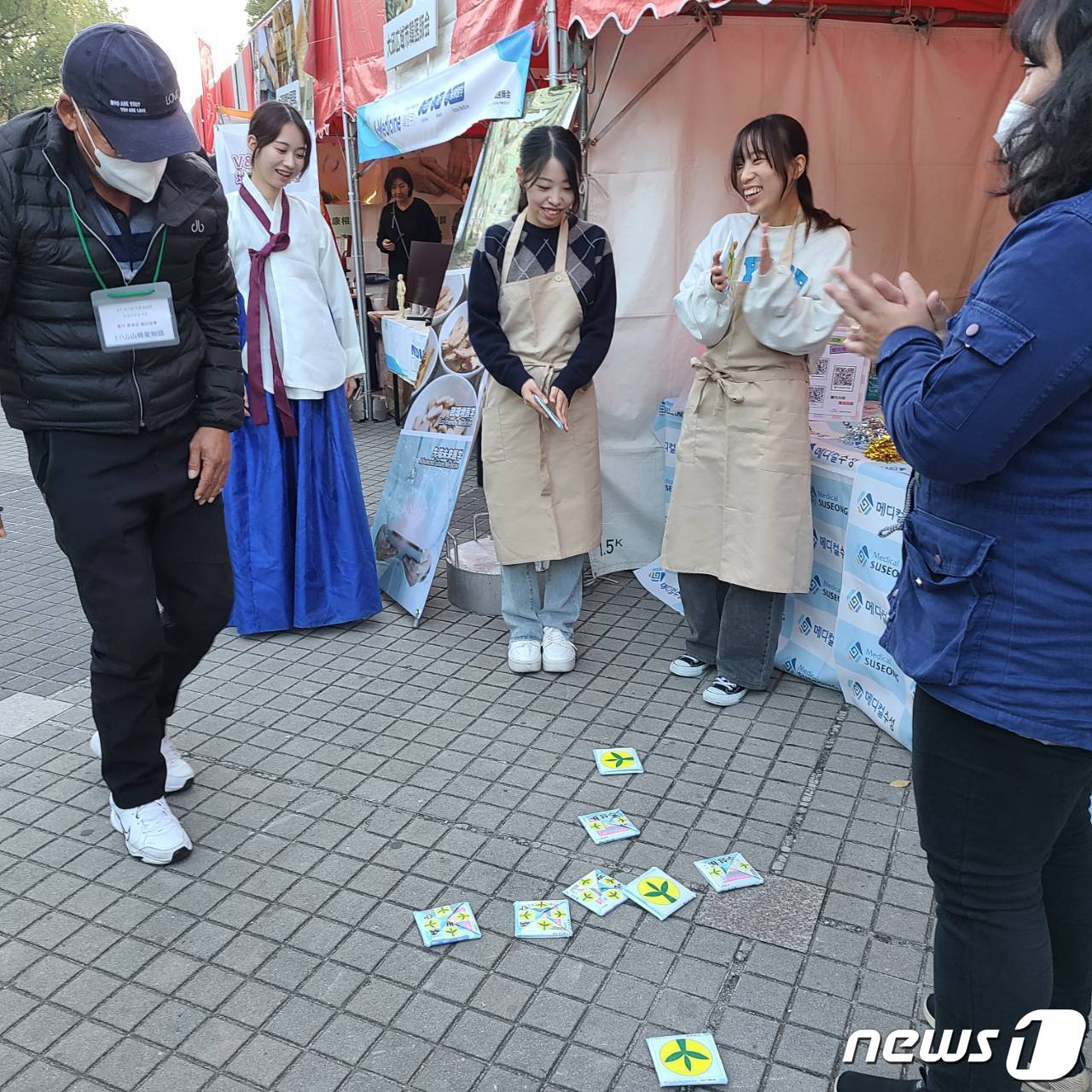 일본 나고야 히시야 오도리 공원에서 열린 한국페스티벌 수성구 홍보 부스에서 참가자들이 딱지치기 게임을 하고 있다. &#40;대구 수성문화재단 제공&#41;