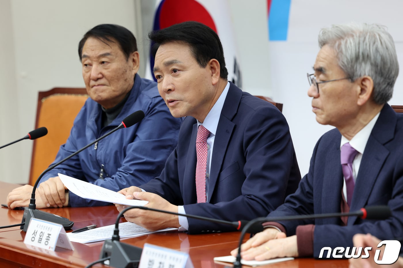 성일종 국민의힘 국가안보위원장이 21일 오후 서울 여의도 국회에서 열린 국가안보위원회 긴급회의에서 모두발언을 하고 있다. 이날 회의에서는 북한의 군사정찰위성 발사체 대응 계획을 점검했다. 2023.11.21/뉴스1 ⓒ News1 황기선 기자