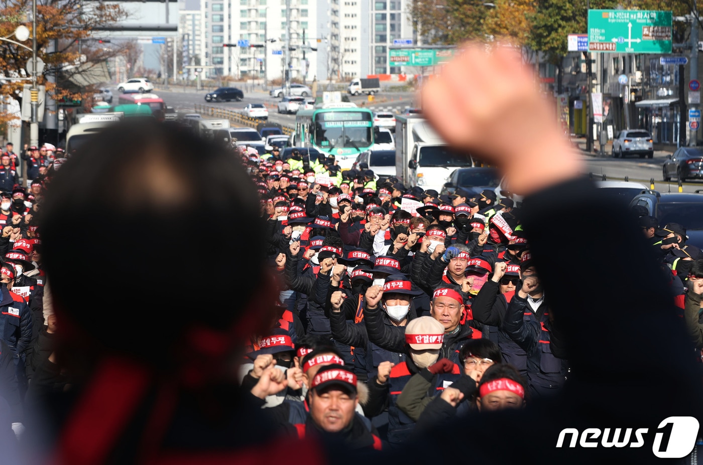 경기 수원·화성시에서 서울로 오가는 광역버스 170여 대를 운행 중인 경진여객 노조가 총파업에 돌입한 22일 오전 경기 수원시 팔달구 수원역 광장에서 열린 &#39;민주버스본부 경기지부 경진여객운수지회 총파업 결의대회&#39;에서 조합원들이 배차시간 조정 등을 요구하며 구호를 외치고 있다. 2023.11.22/뉴스1 ⓒ News1 김영운 기자