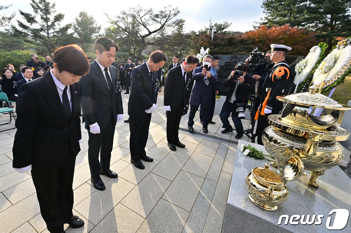 김현철 김영삼대통령기념재단 이사장을 비롯한 유가족들이 22일 오후 서울 동작구 국립서울현충원에서 열린 김영삼 전 대통령 서거 8주기 추모식에서 김 전 대통령 묘소를 참배하고 있다. &#40;공동취재&#41; 2023.11.22/뉴스1 ⓒ News1 구윤성 기자