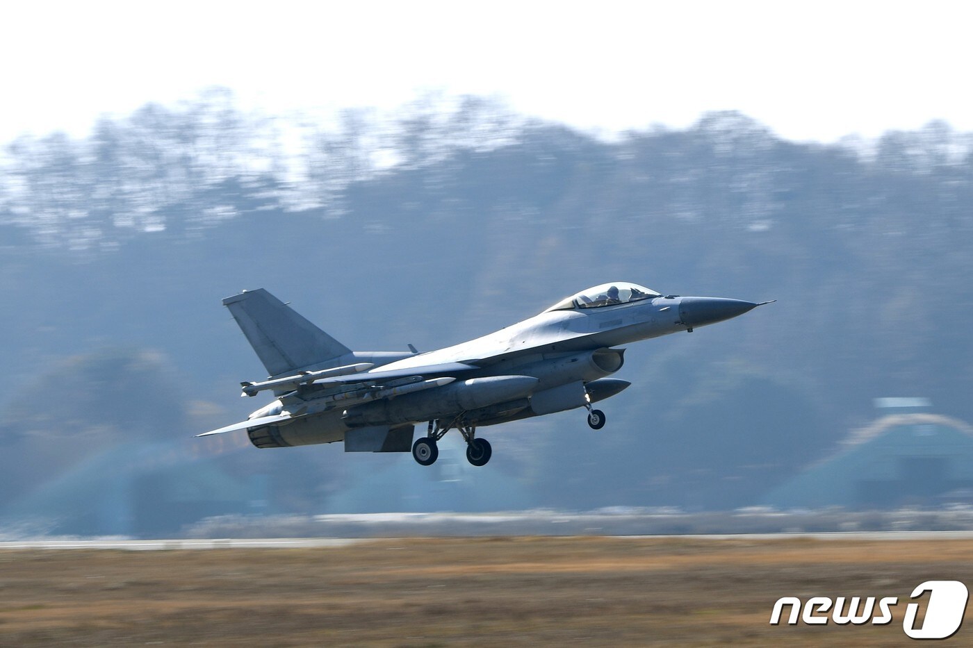 F-16 전투기가 훈련 참가를 위해 활주로에서 이륙하고 있다. (공군 제공) 2023.11.22/뉴스1